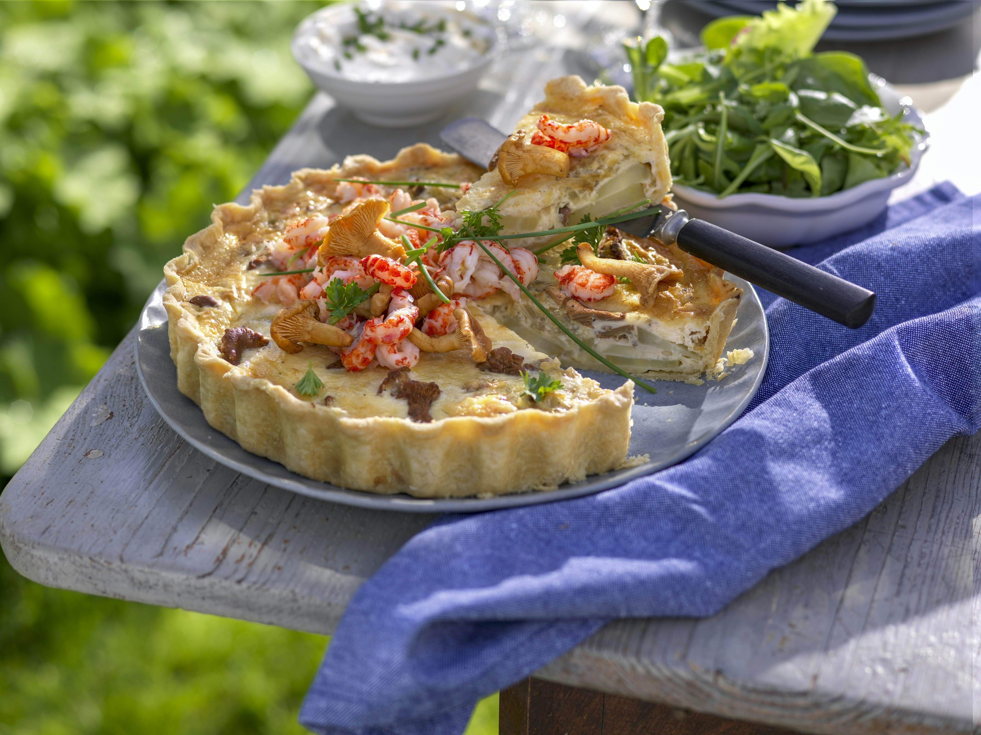 Kantarellpaj med kräftor