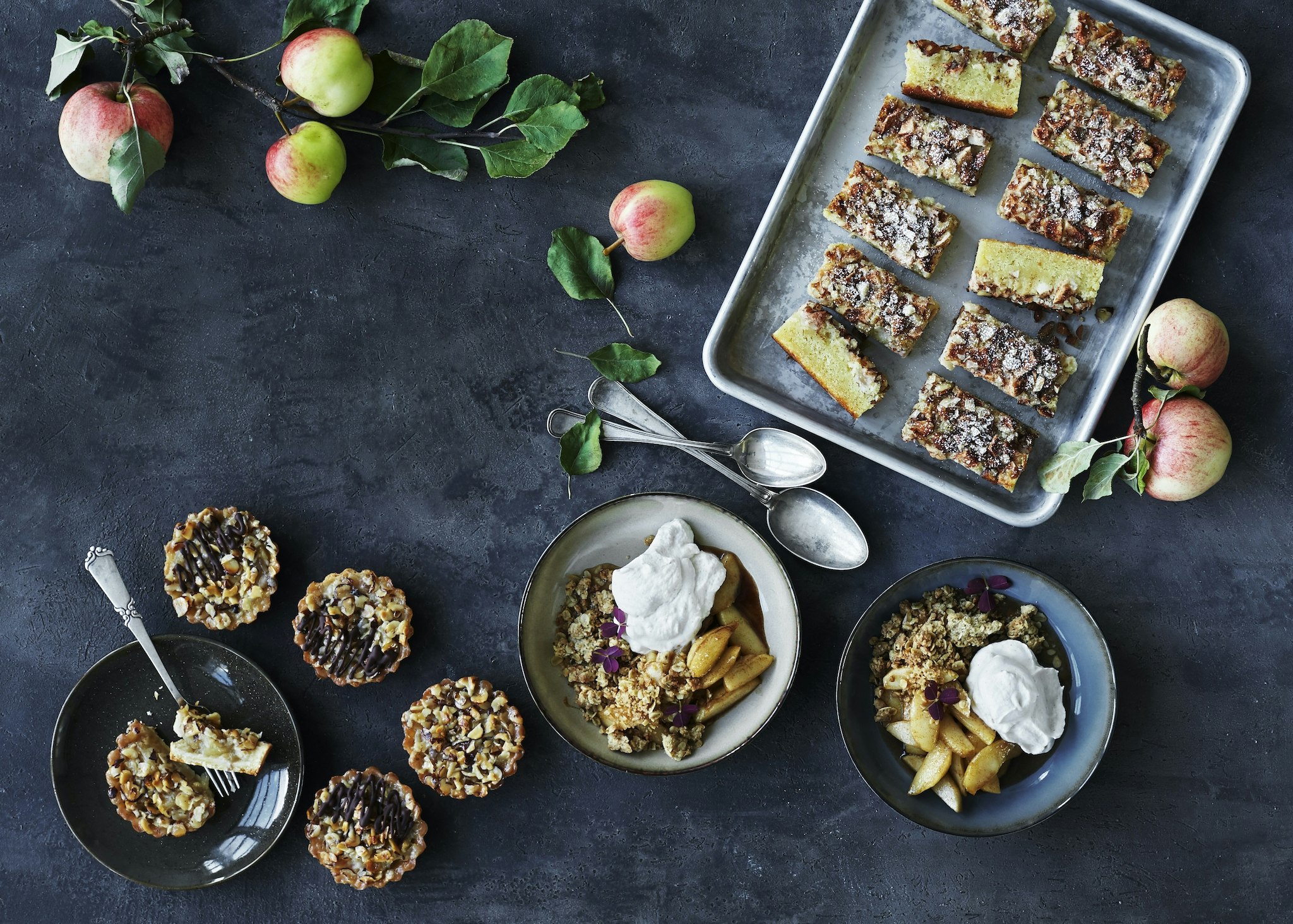 Karamelliserade kaneläpplen med kardemummasmul
