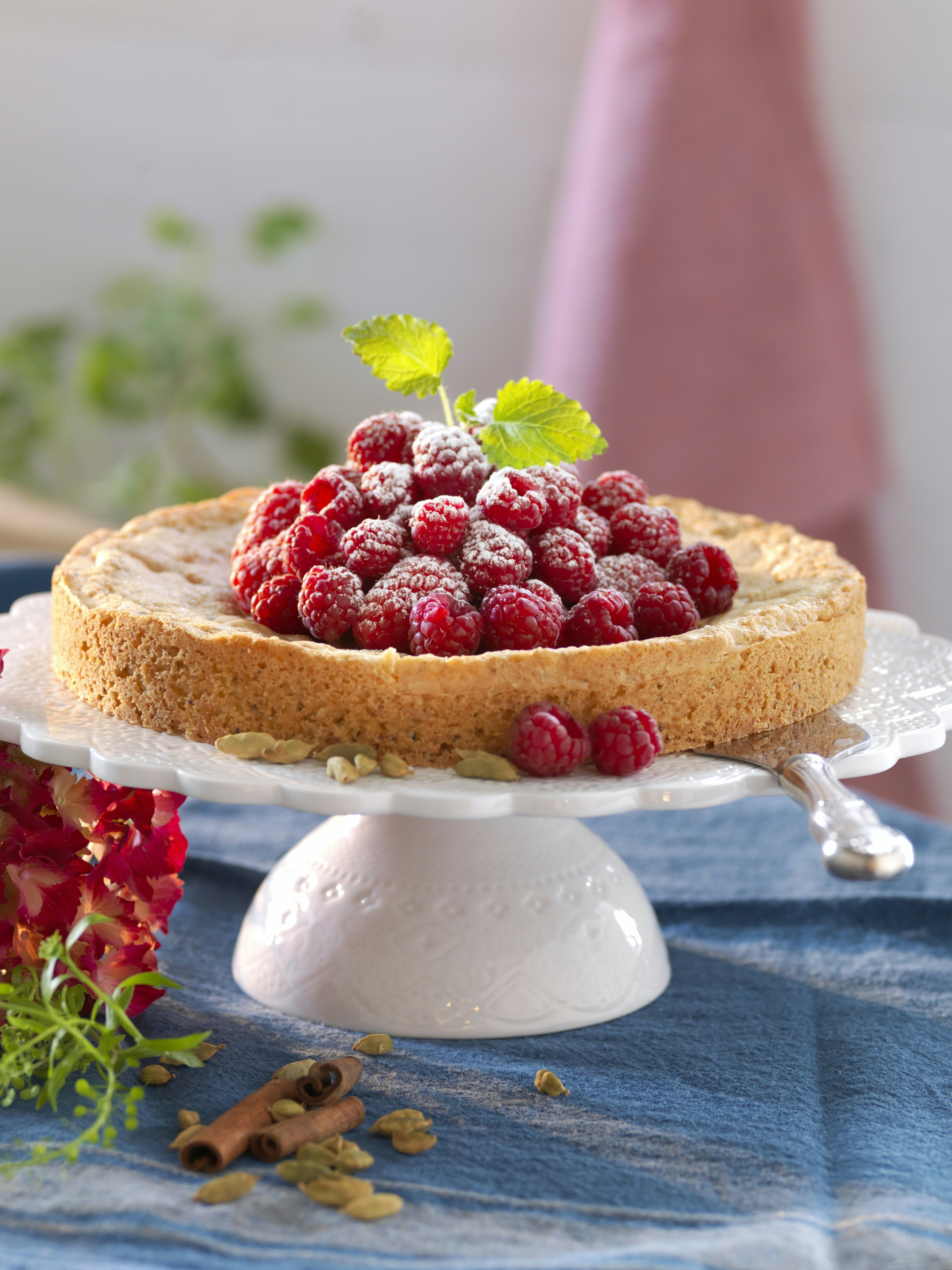 Kardemummakaka med hallon