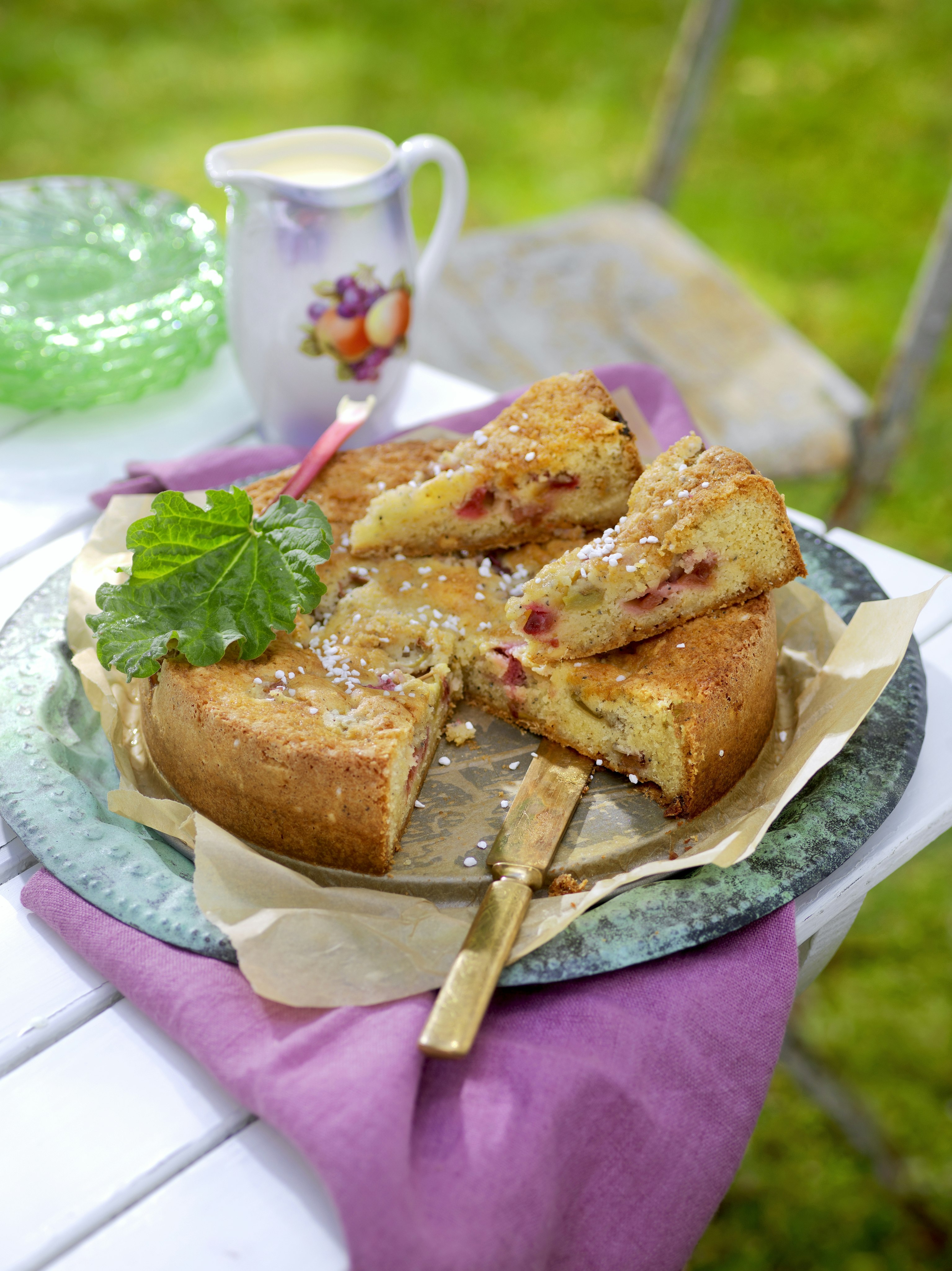 Kardemummakaka med rabarber