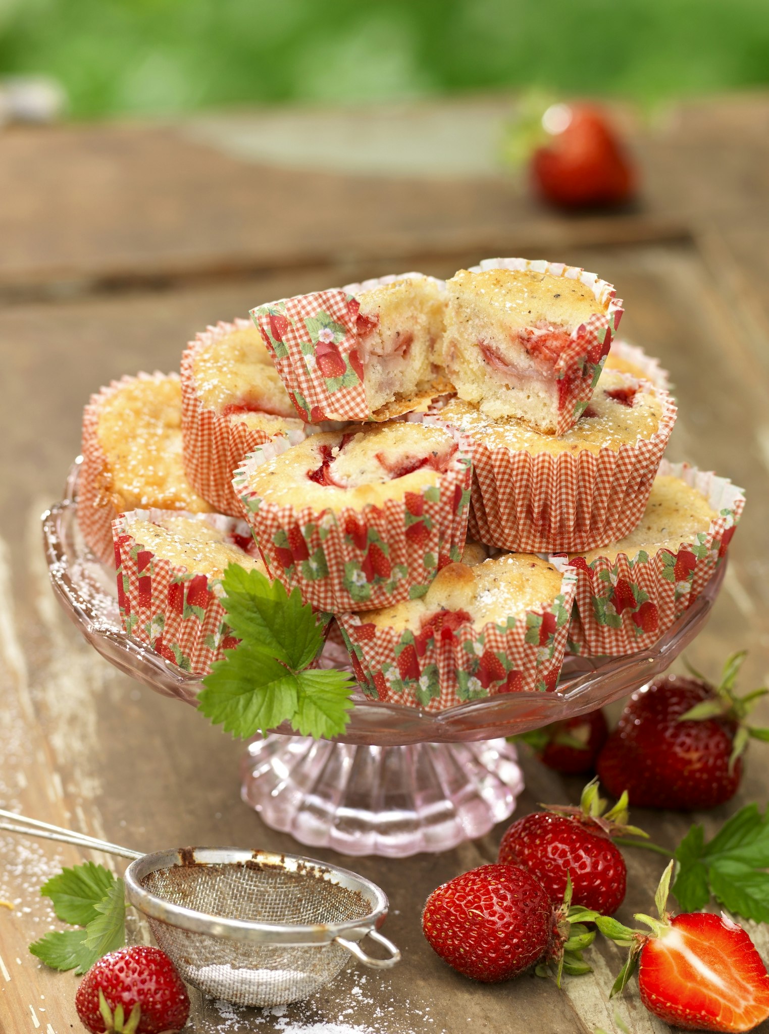 Kardemummamuffins med jordgubbar och mandel