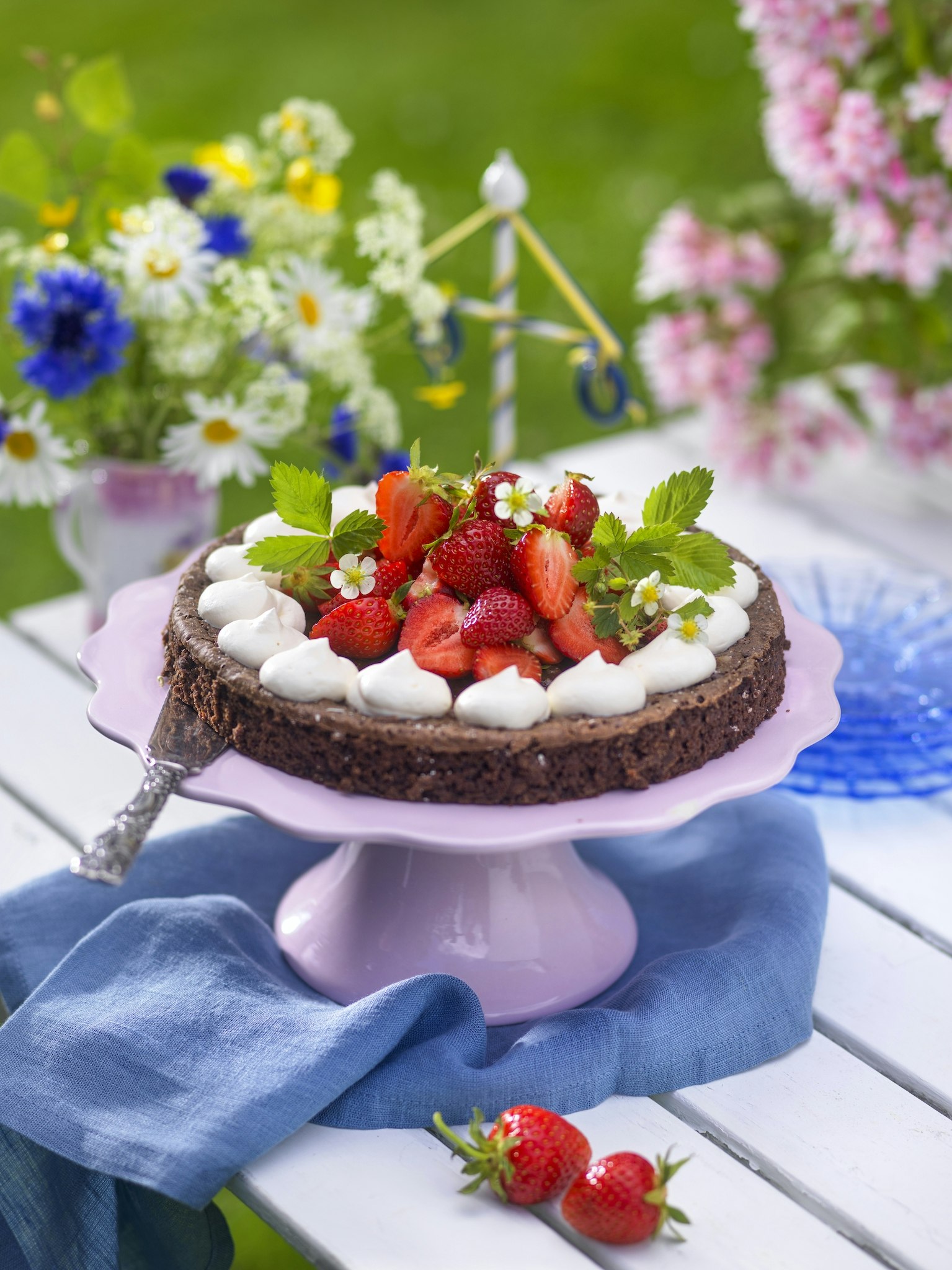 Kladdkaka med jordgubbsberg
