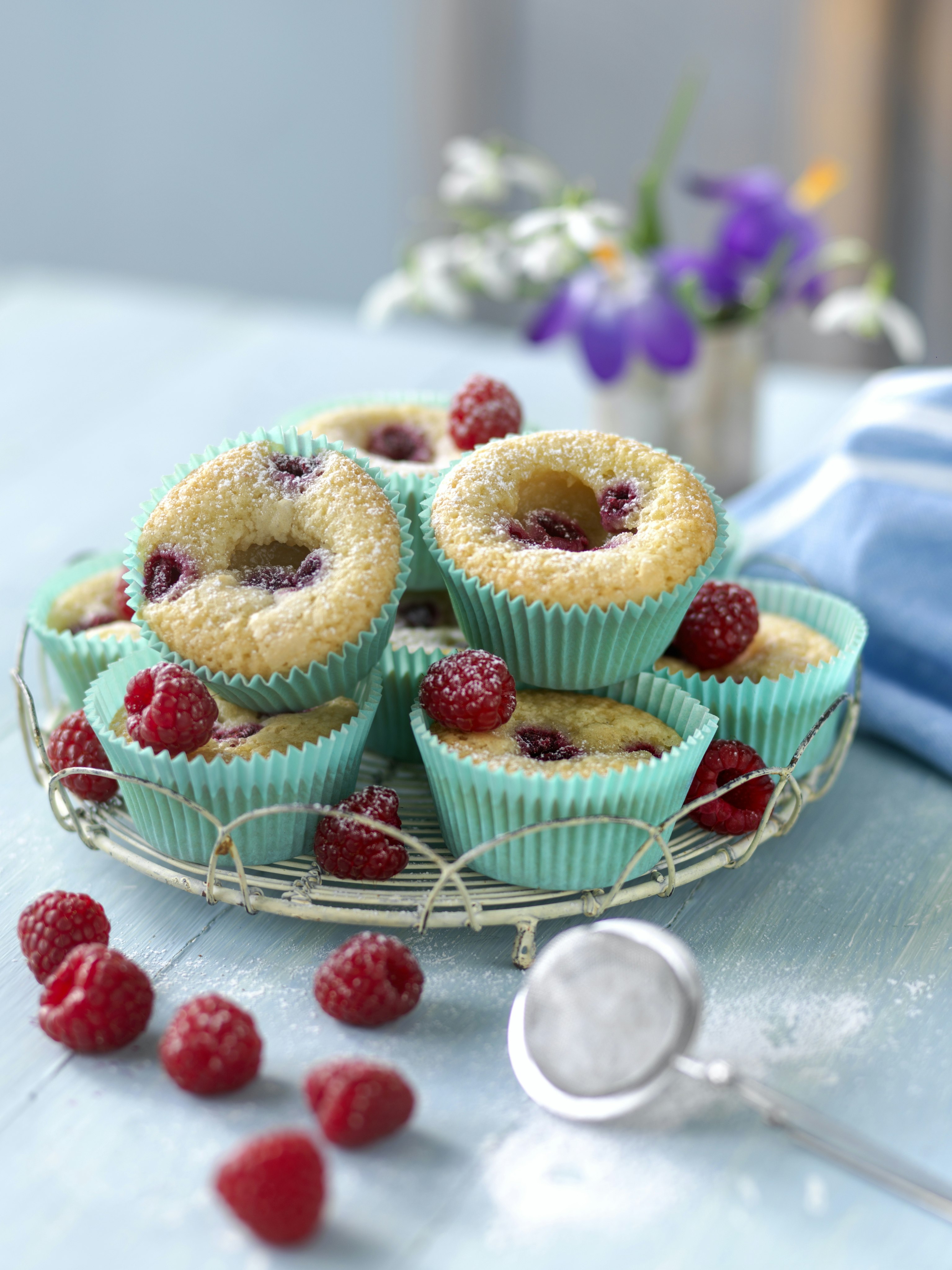 Kladdkakemuffins med hallon och vit choklad