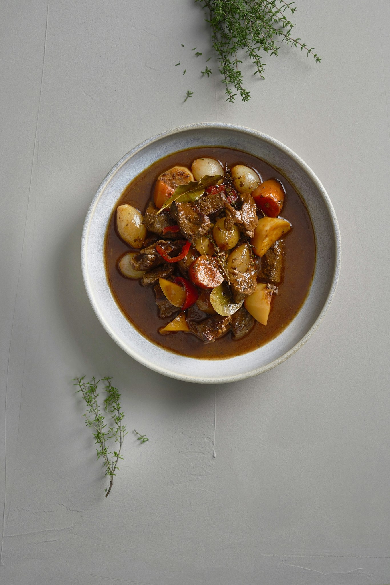 Klassisk gulasch med vitlökskräm