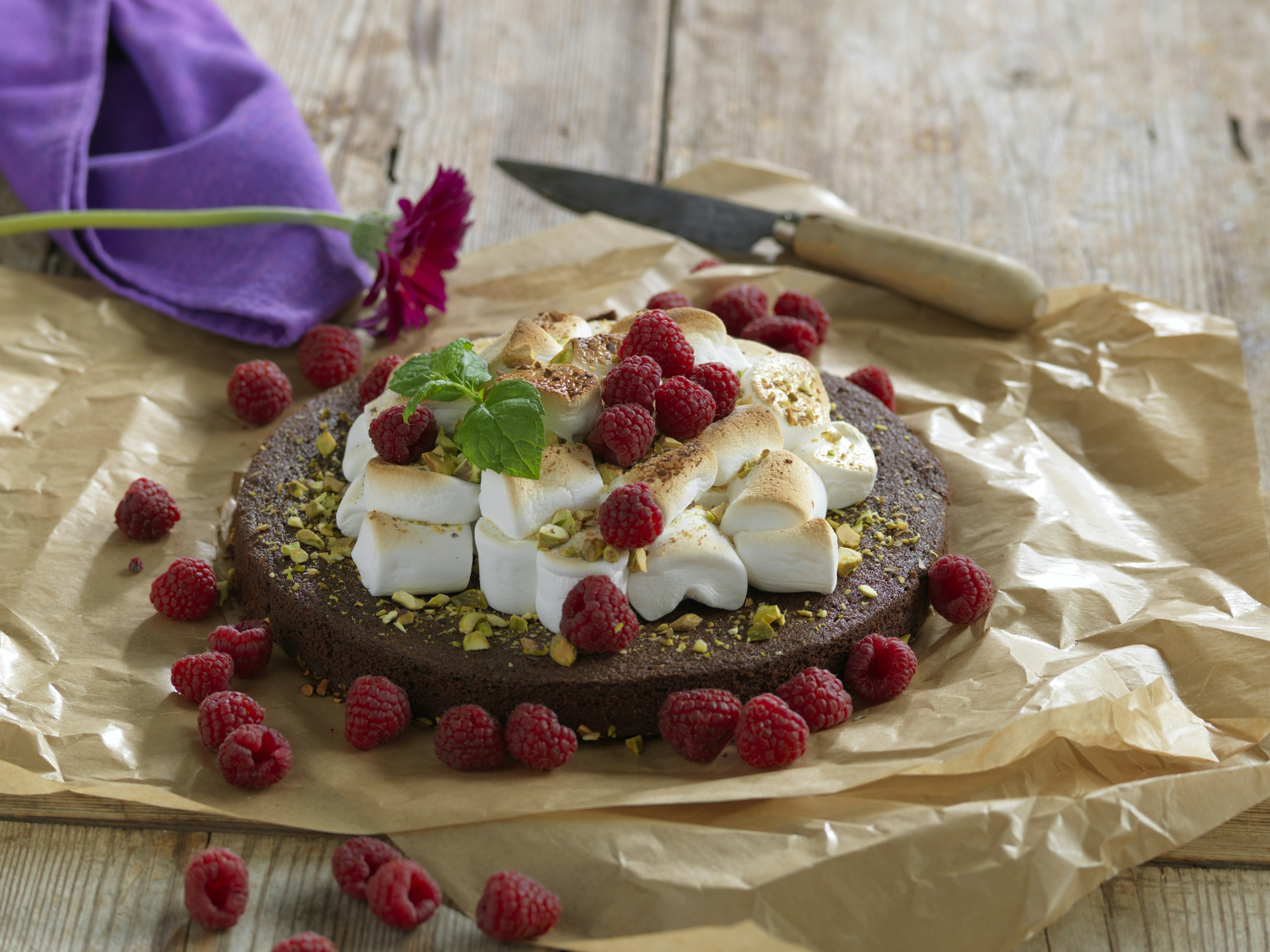 Kladdkaka med pistasch och marshmallows