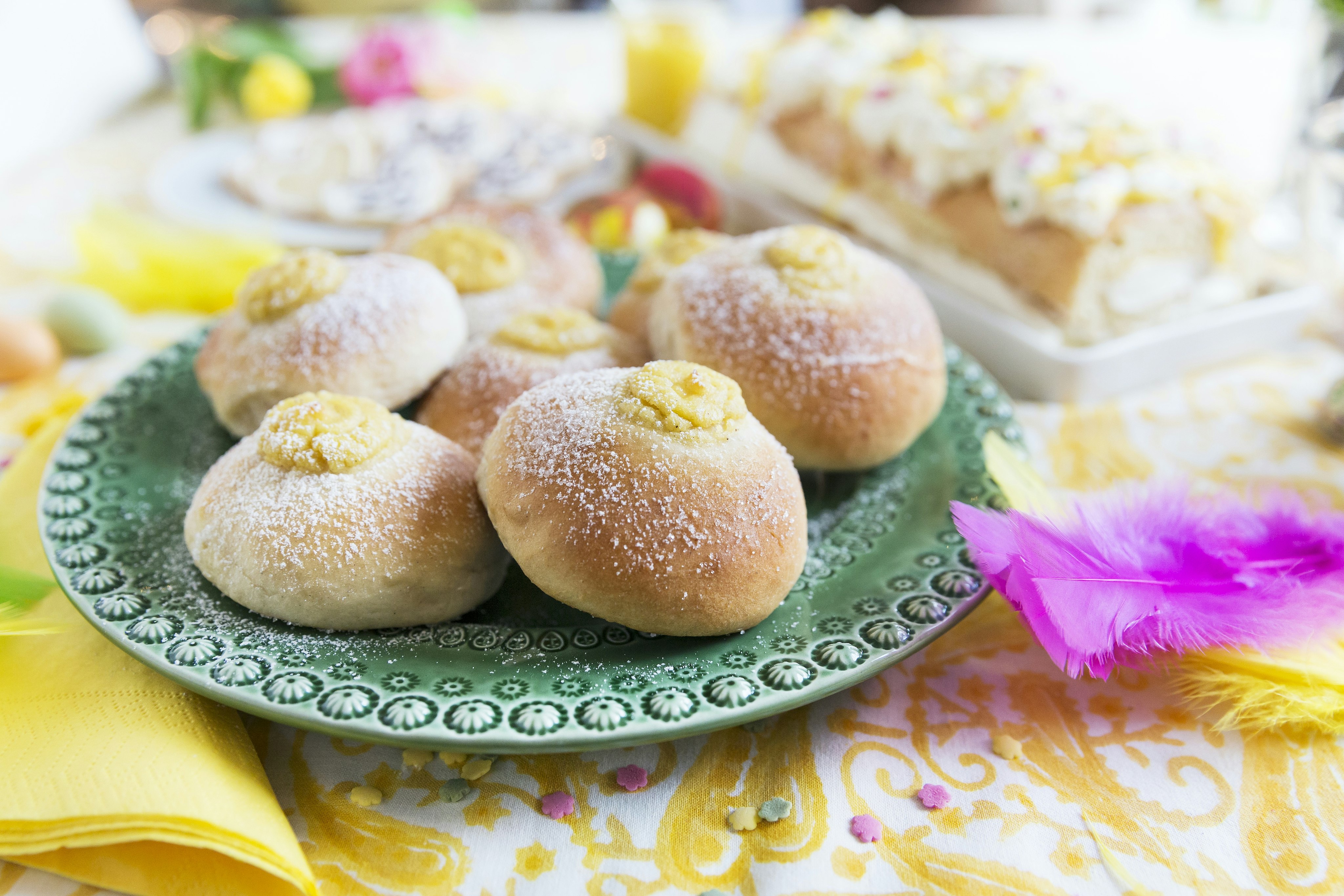 Runda vetebullar med vaniljkräm