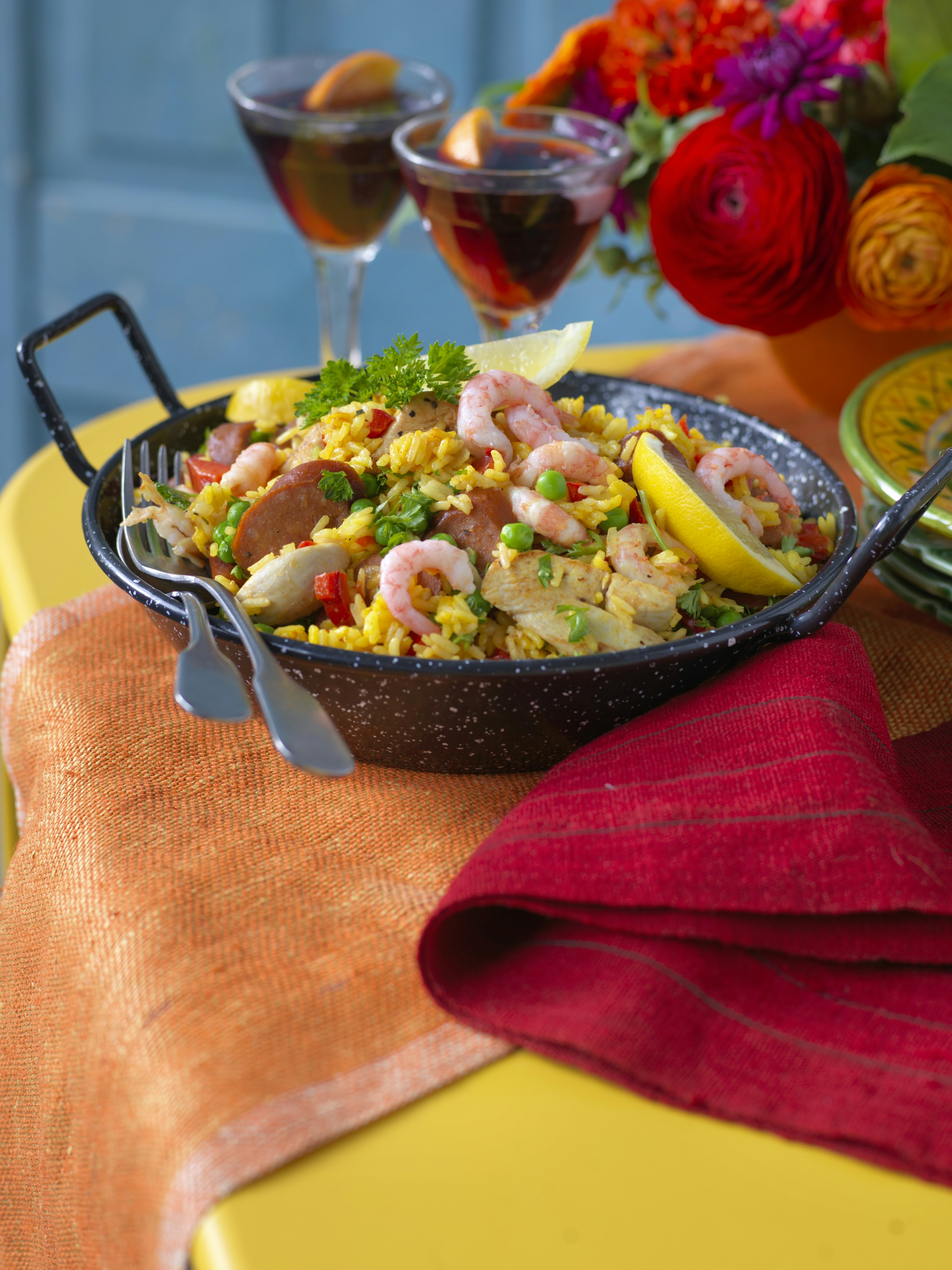 Paella med kyckling, räkor och chorizo