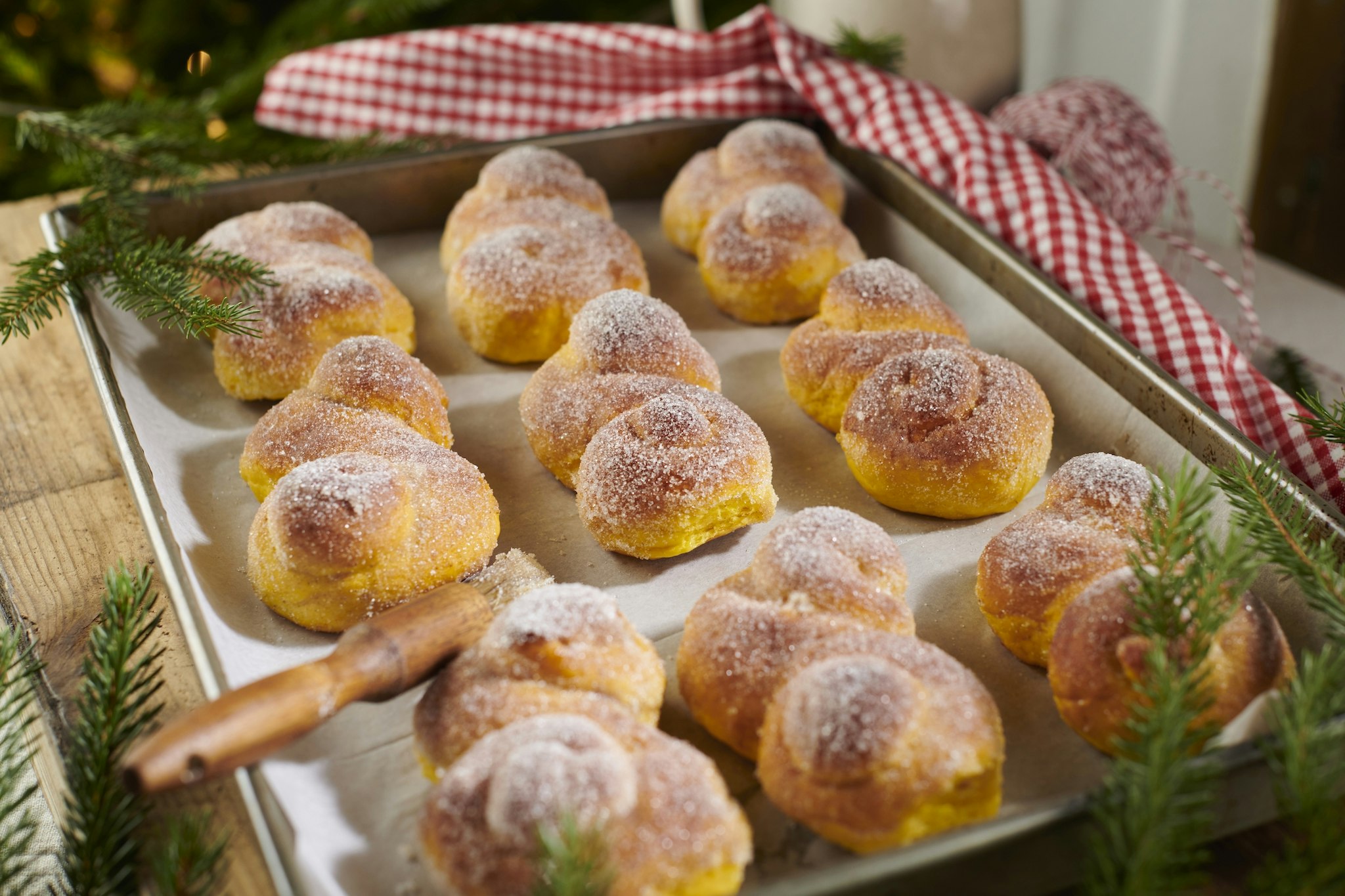 Klassiska lussebullar penslade med brynt smör Klassiska lussebullar penslade med brynt smör