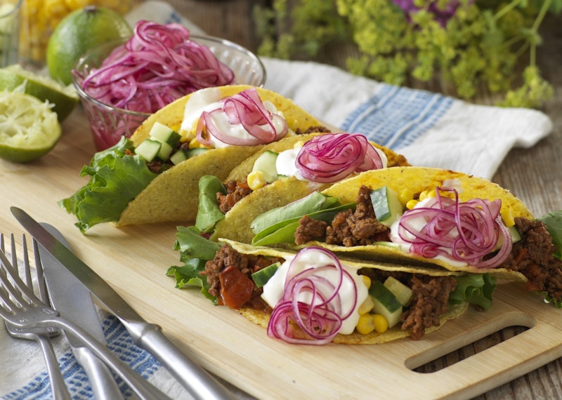 Klassiska tacos med limepicklad rödlök.