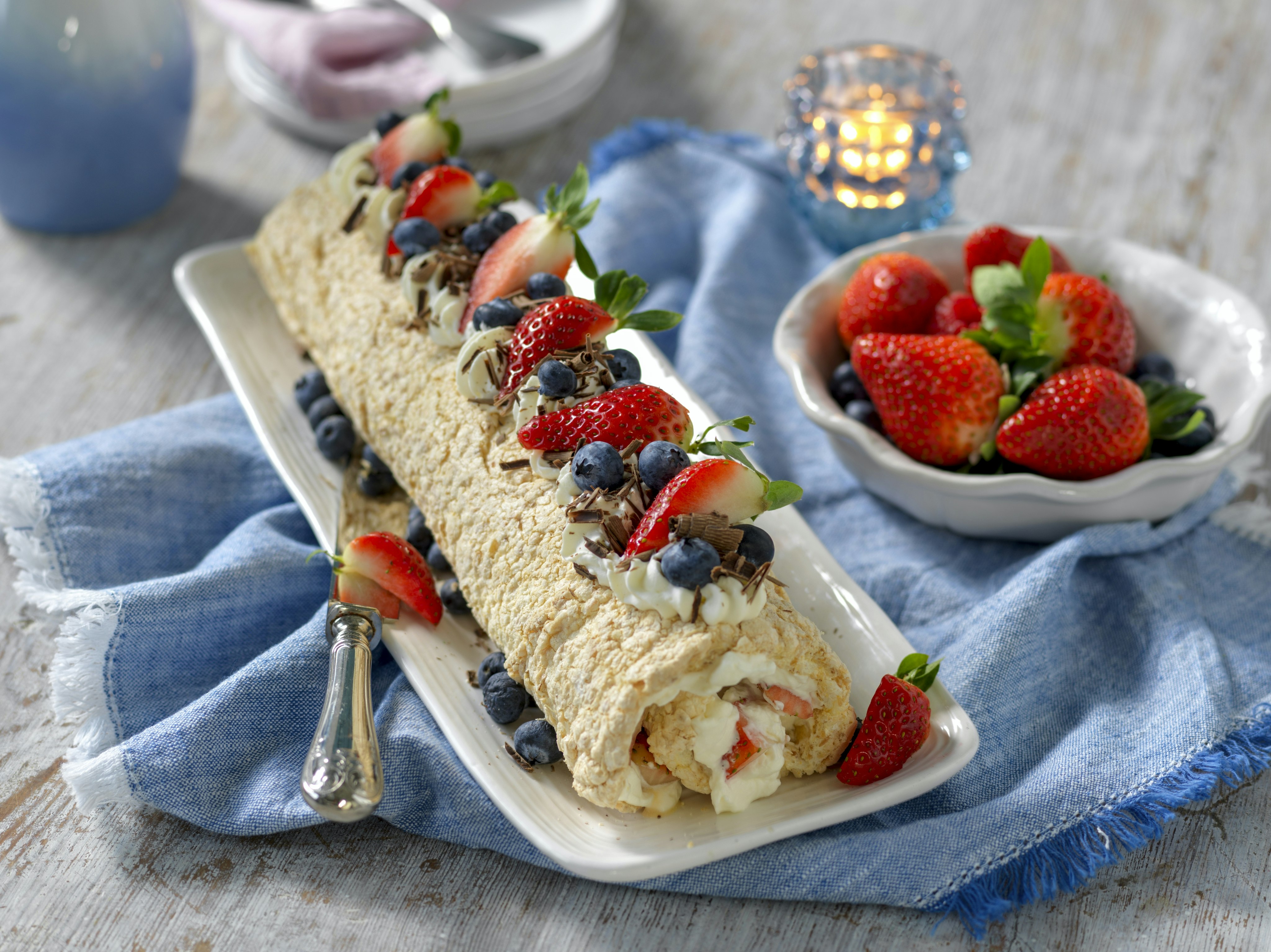 Kokosmarängrulle med jordgubbar