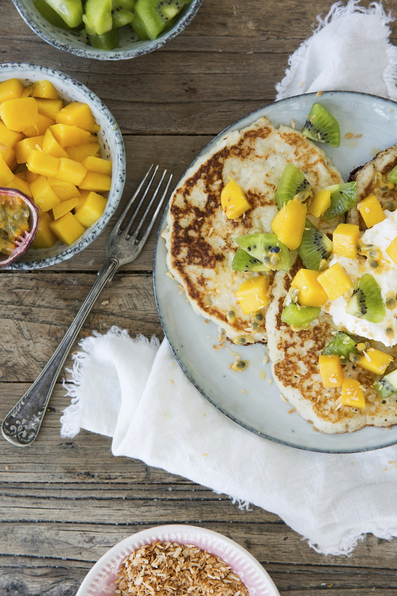 Kokospannkakor med fruktsallad