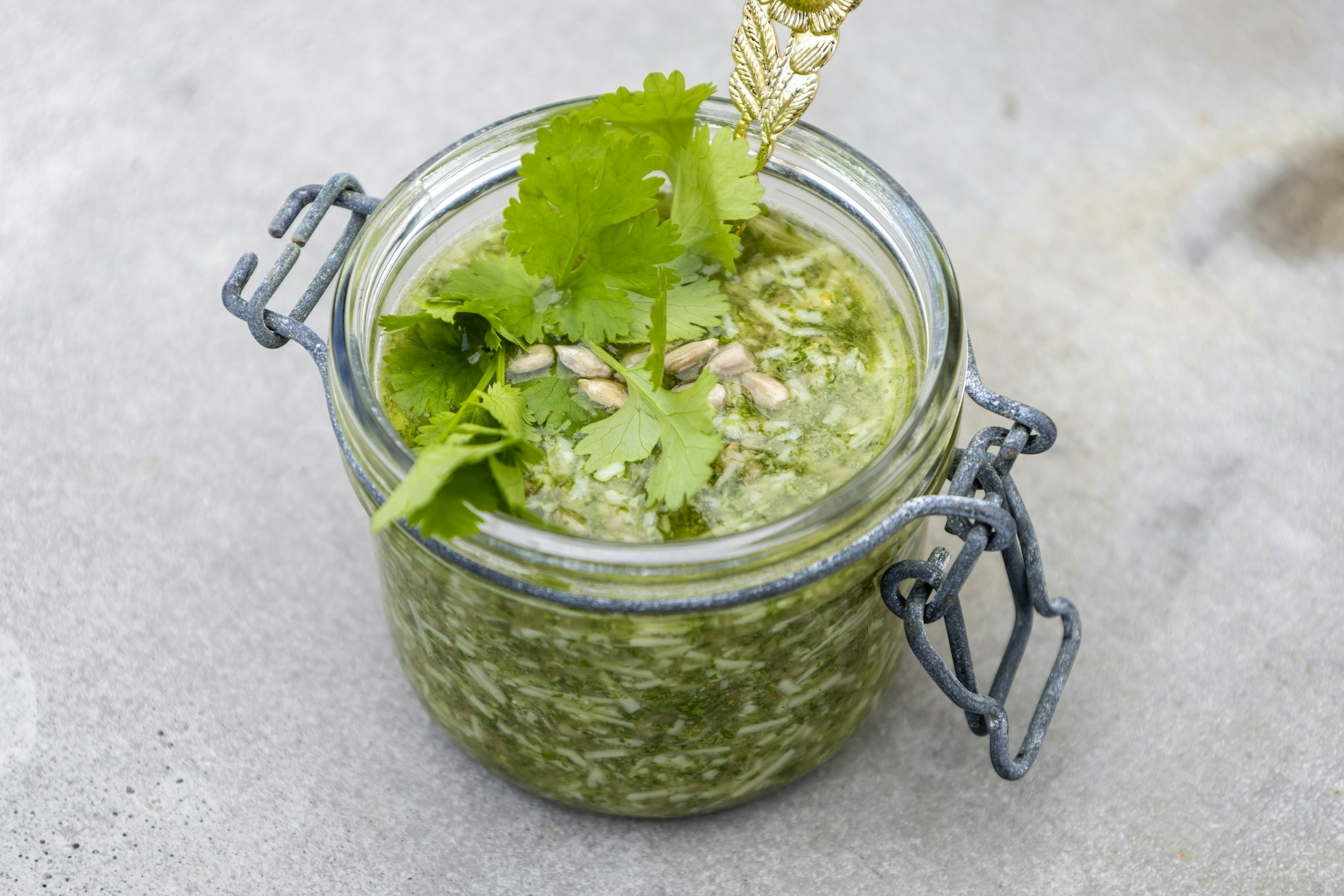 Korianderpesto på pecorino med solrosfrön