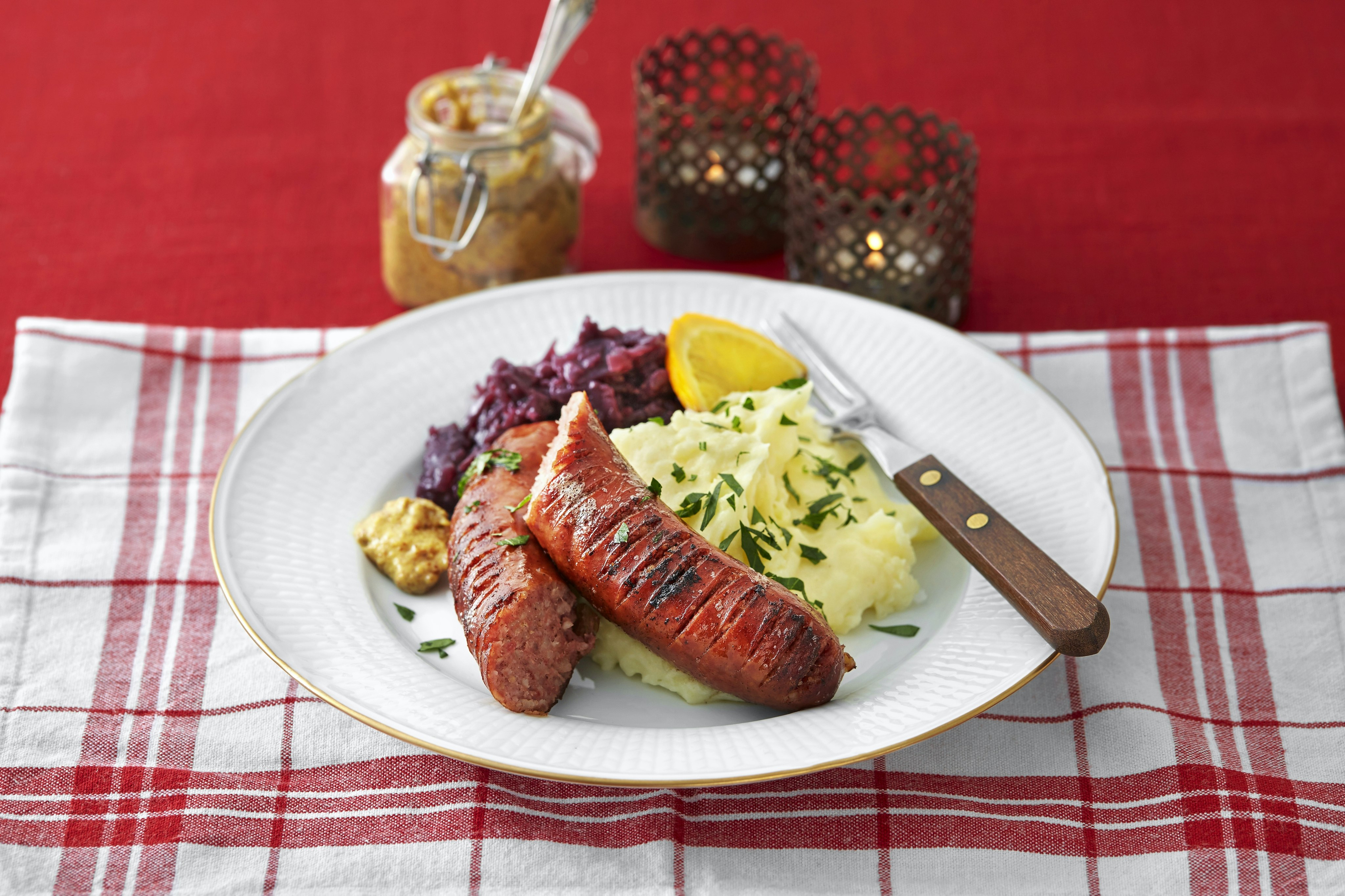 Korv med mos och inlagd rödkål