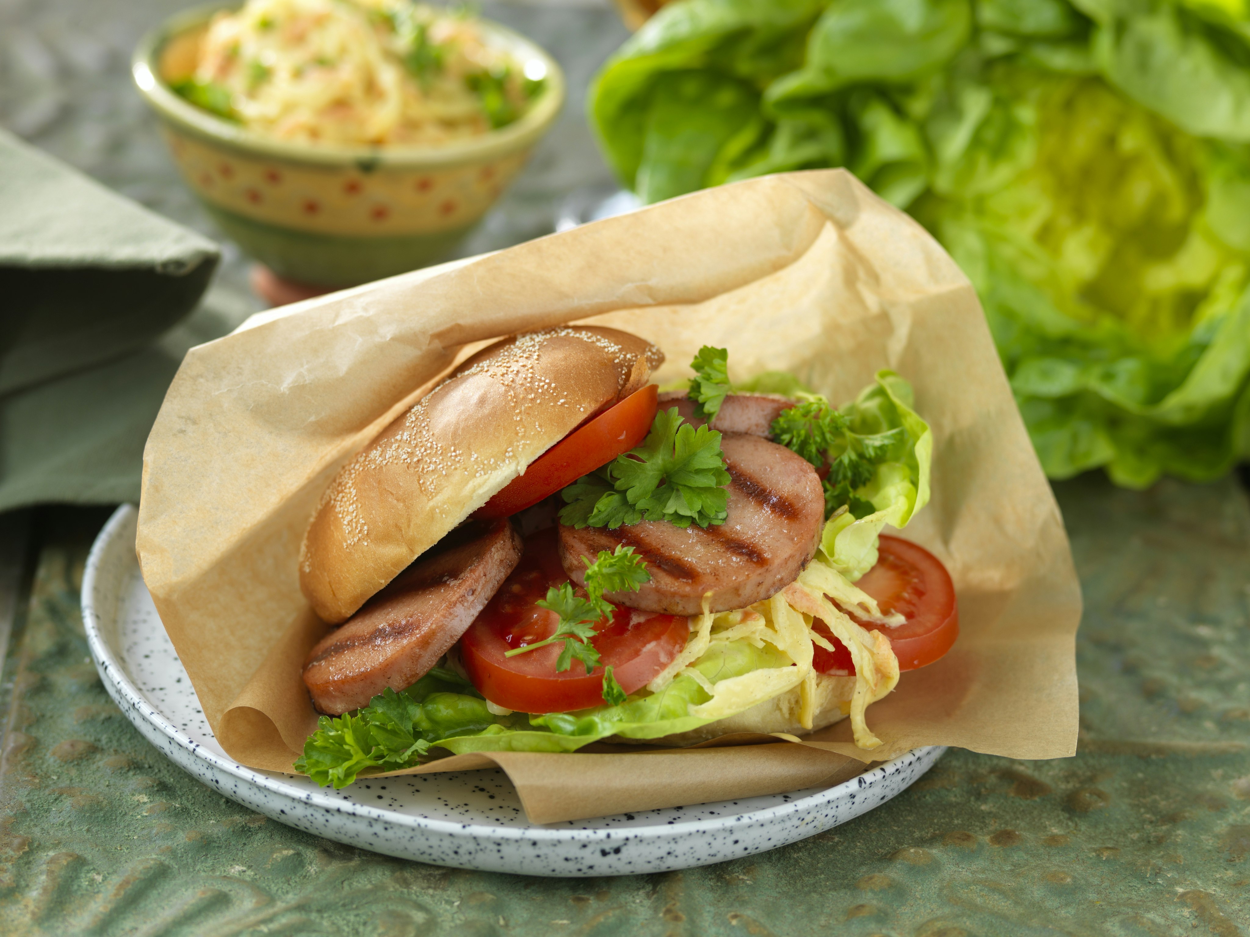 Falukorvburgare med coleslaw