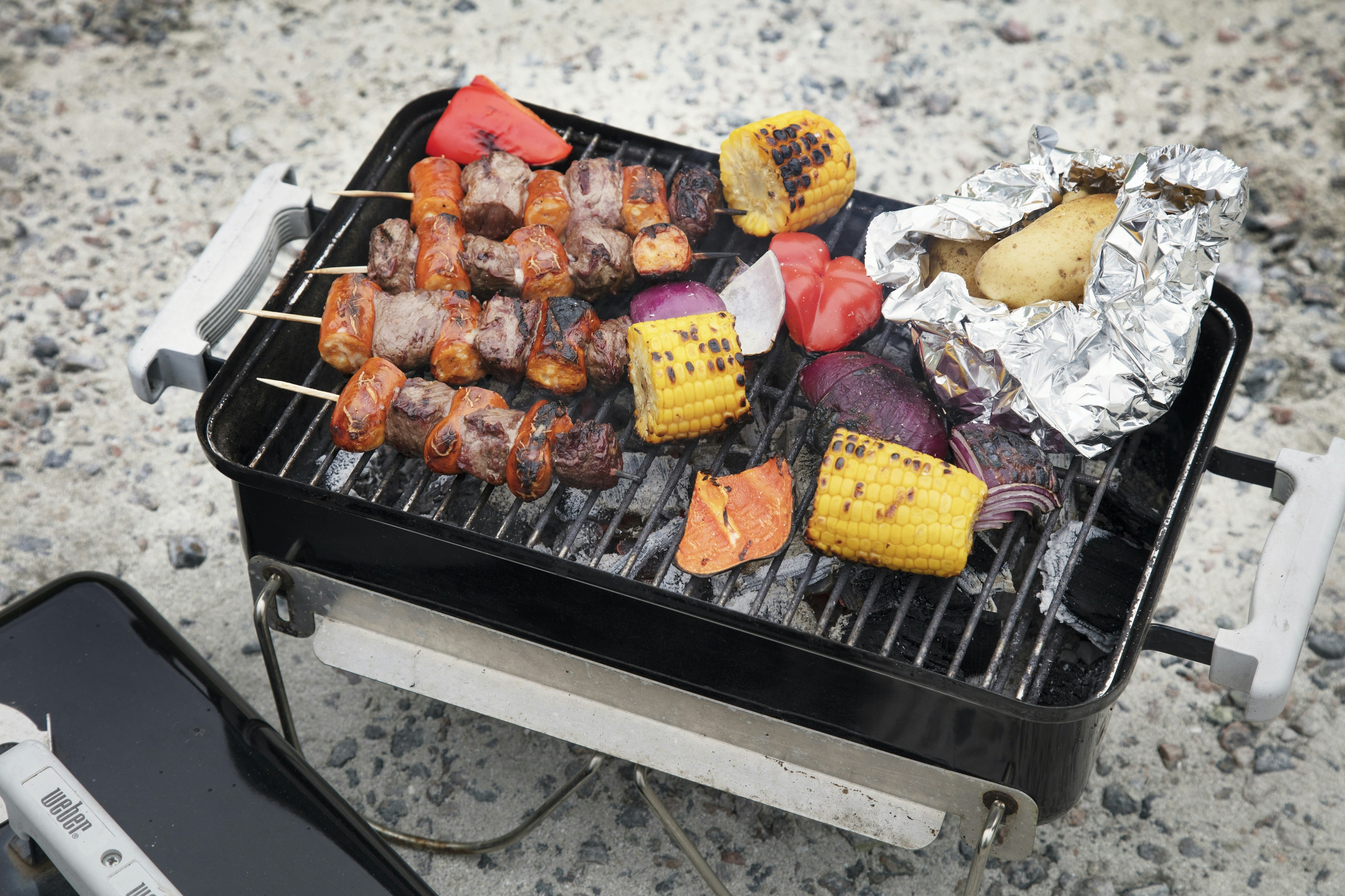 Kött- och korvspett med potatispaket