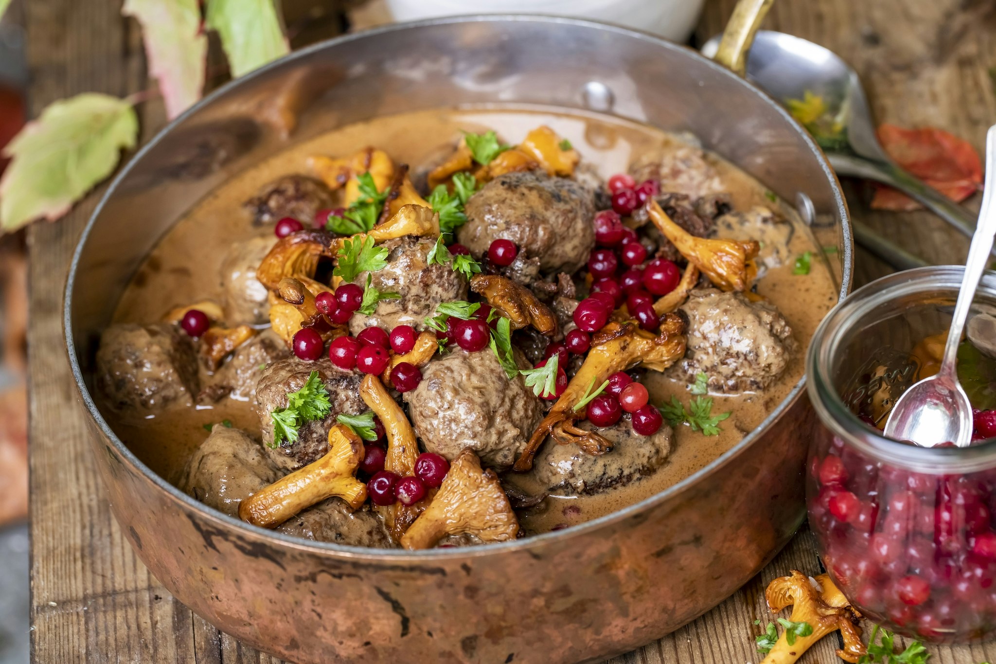 Köttbullar i kantarellsås med svartvinbärsgelé