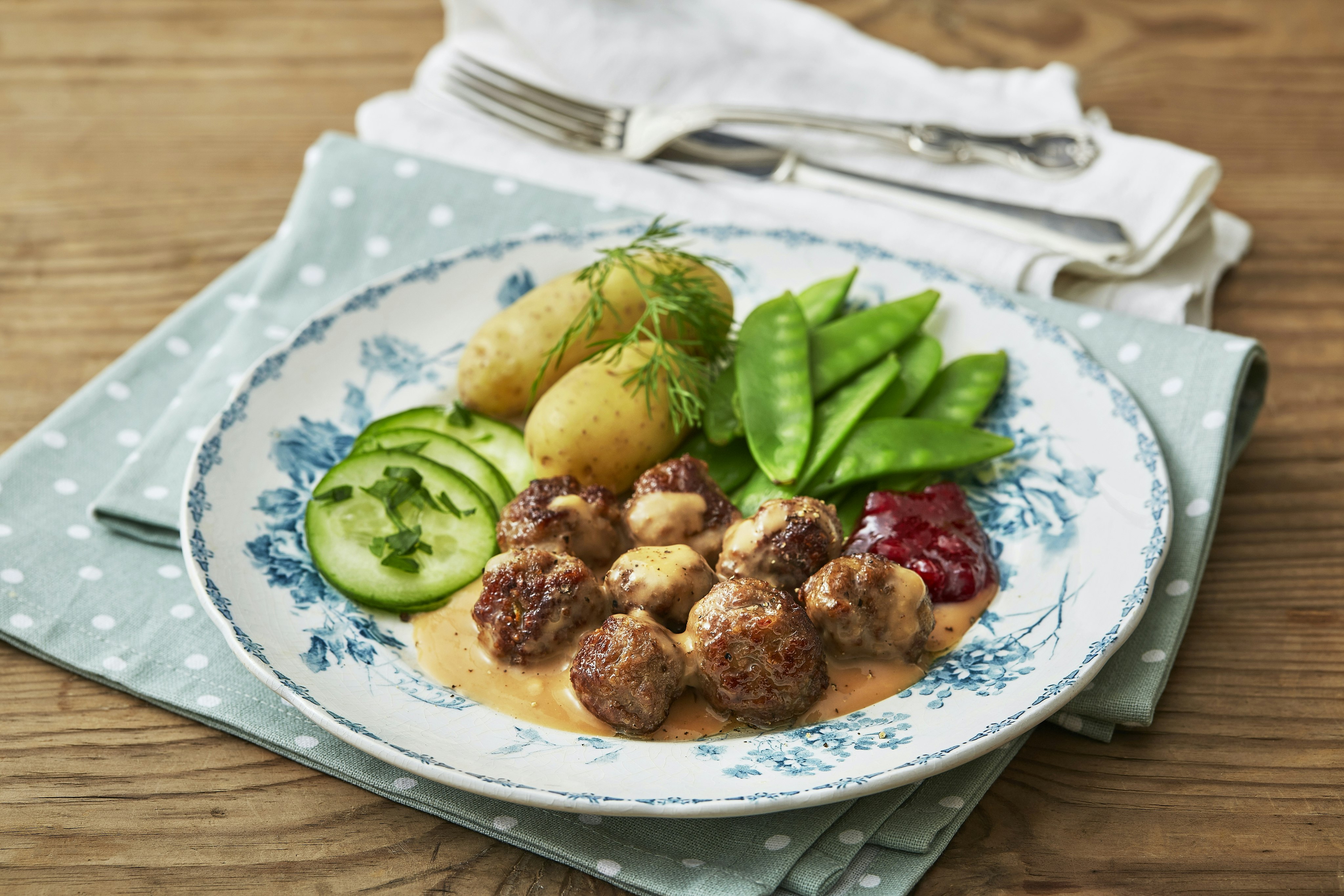 Köttbullar i ljus gräddsås