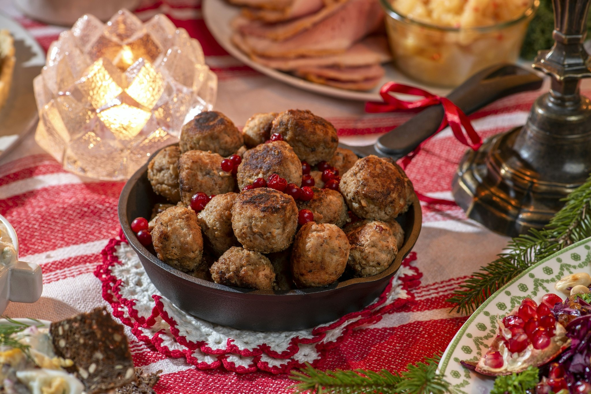 Köttbullar med lingonsylt Köttbullar med lingonsylt