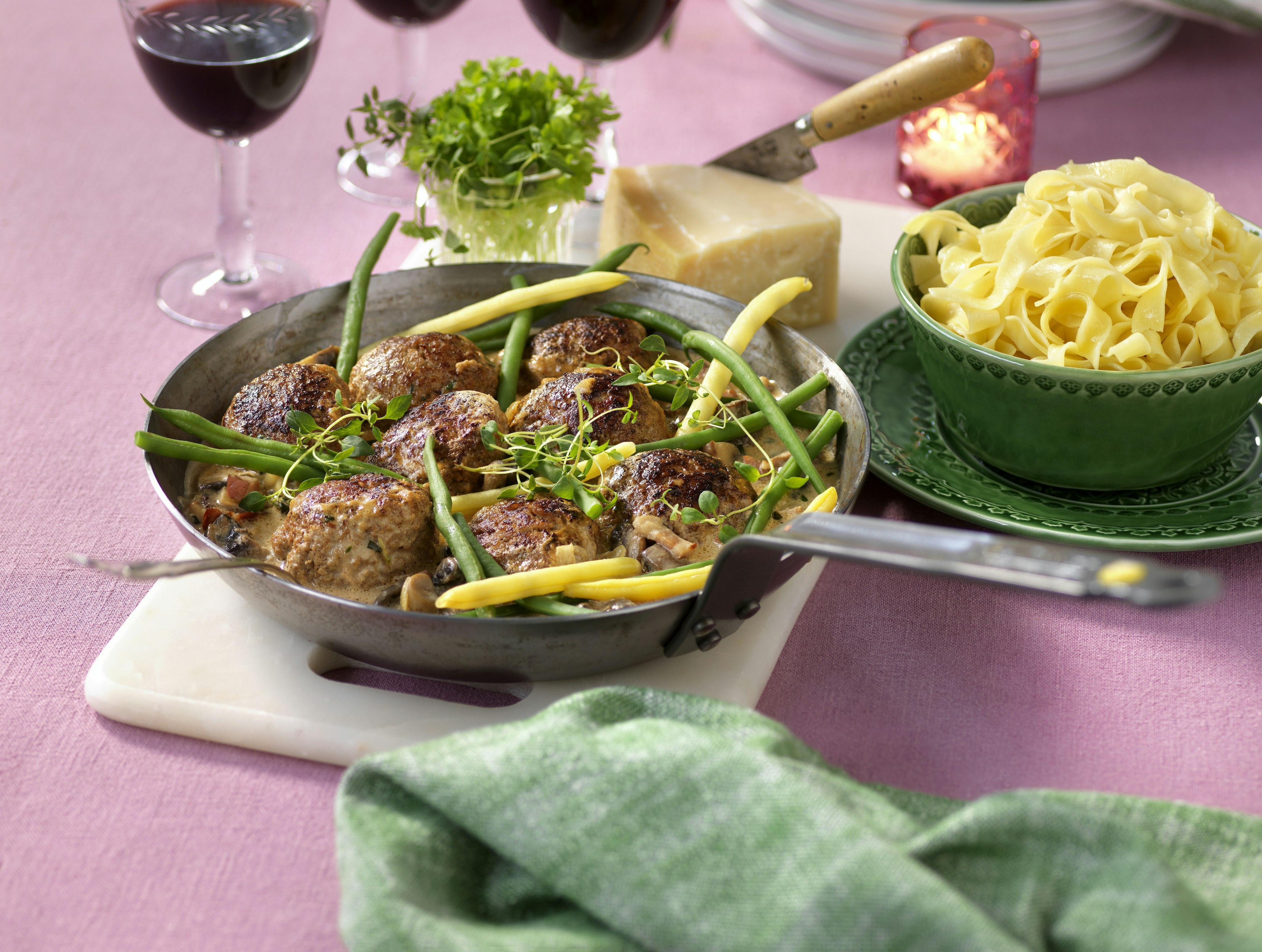 Köttbullar med parmesan och svampsås