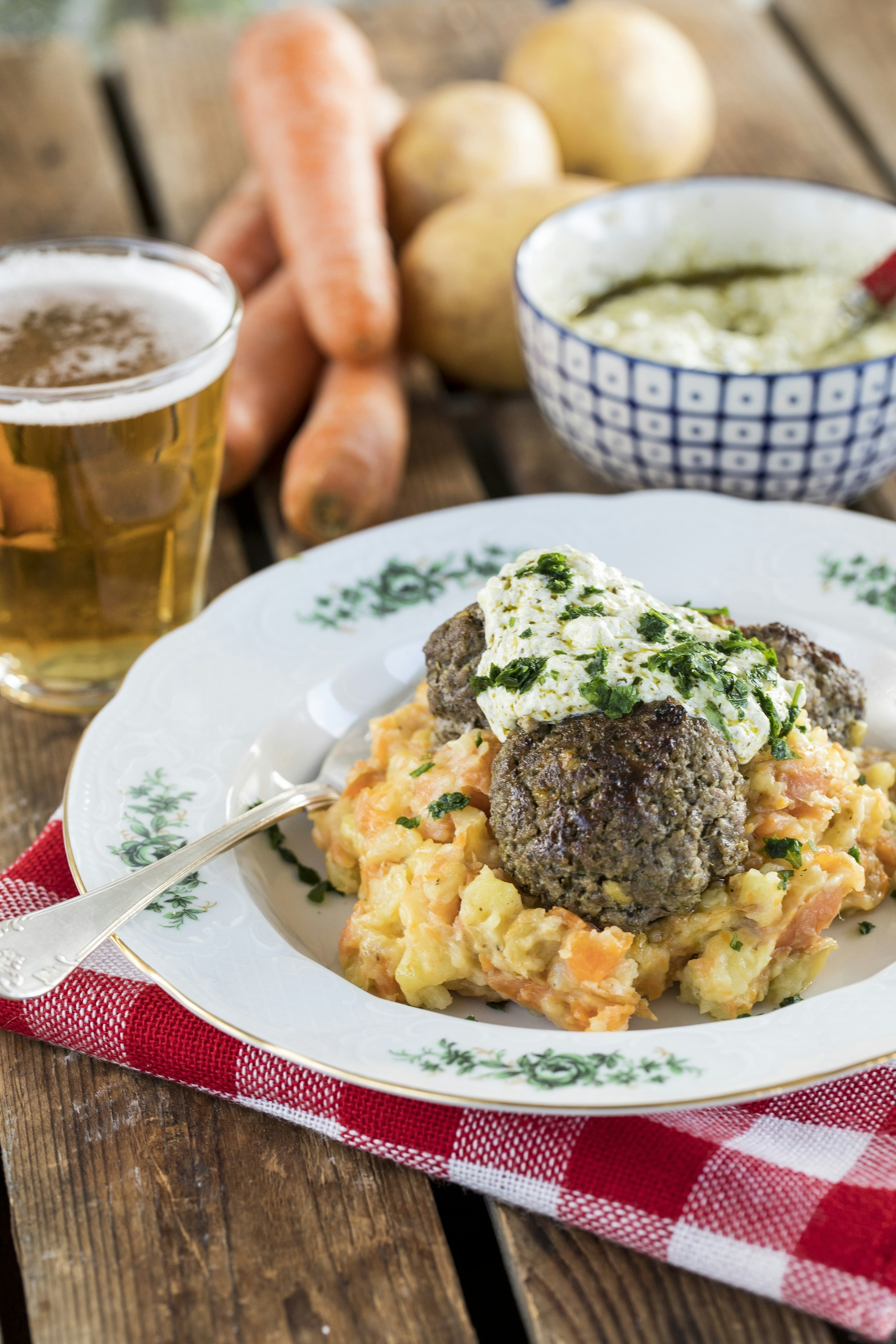 Karréspett med fetacrème och grönsaksmos Karréspett med fetacrème och grönsaksmos