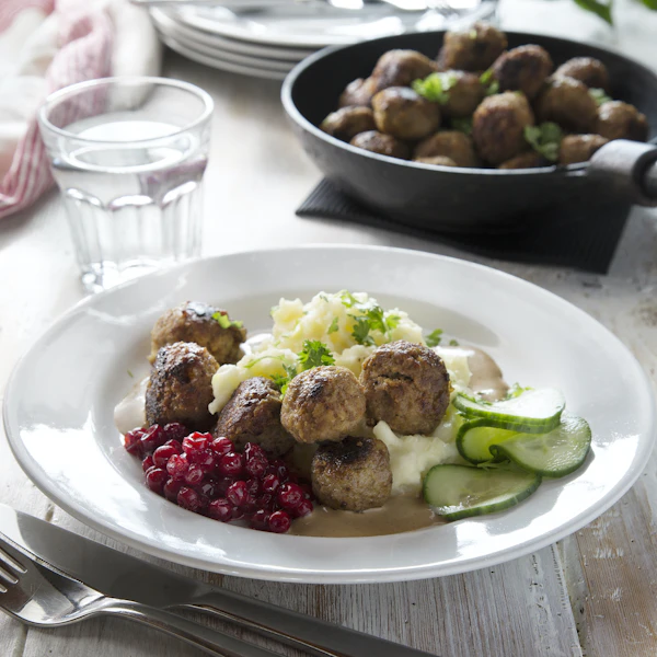 Köttbullar med potatismos och gräddsås