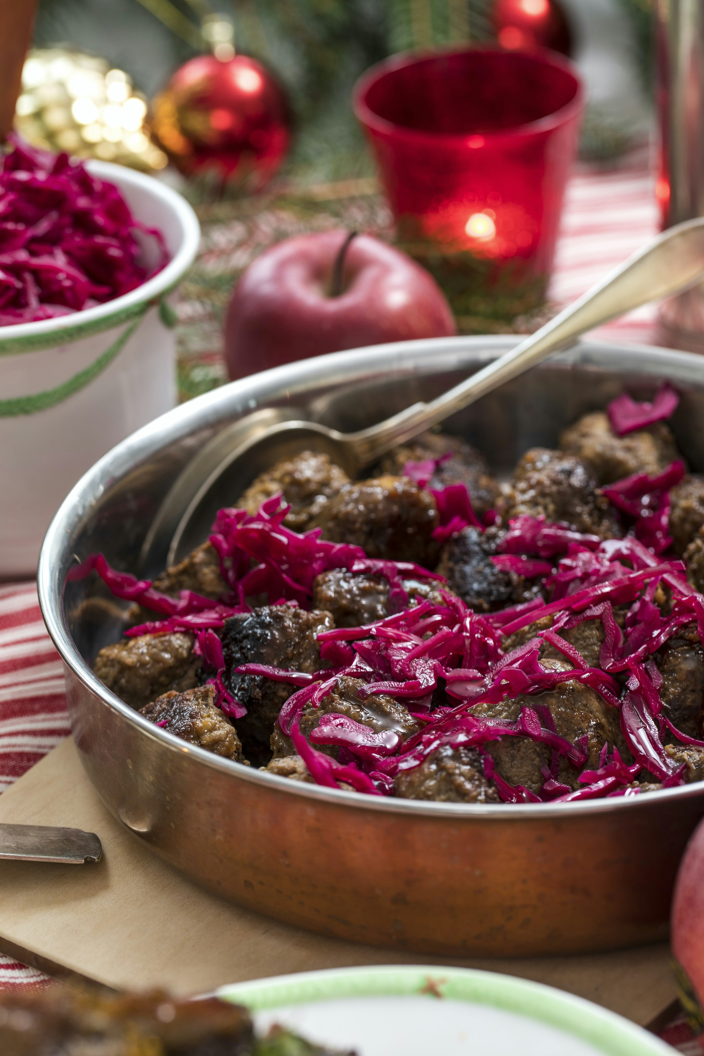 Köttbullar med rostad lök och picklad rödkål