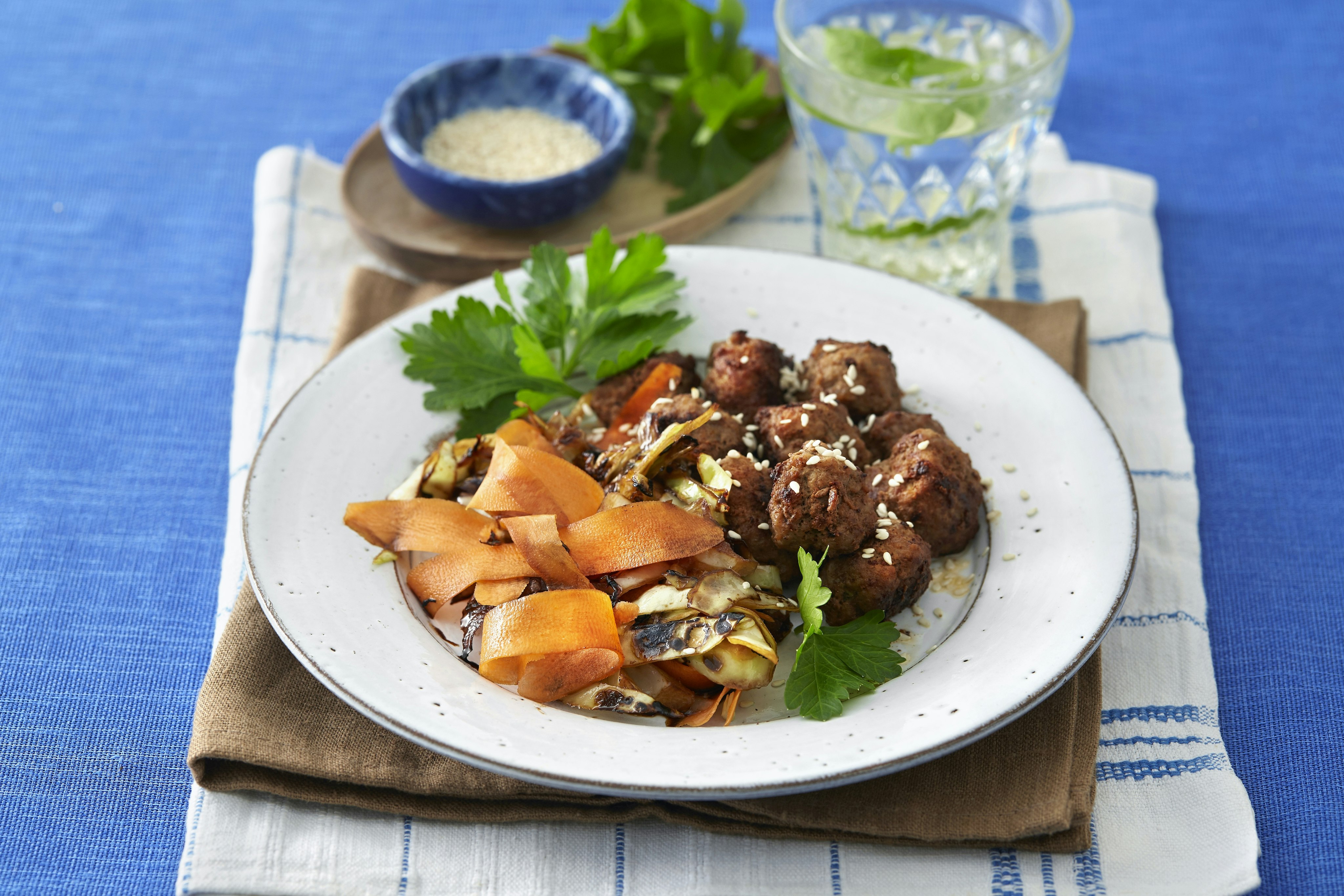 Köttbullar med vitkålsfräs och morot