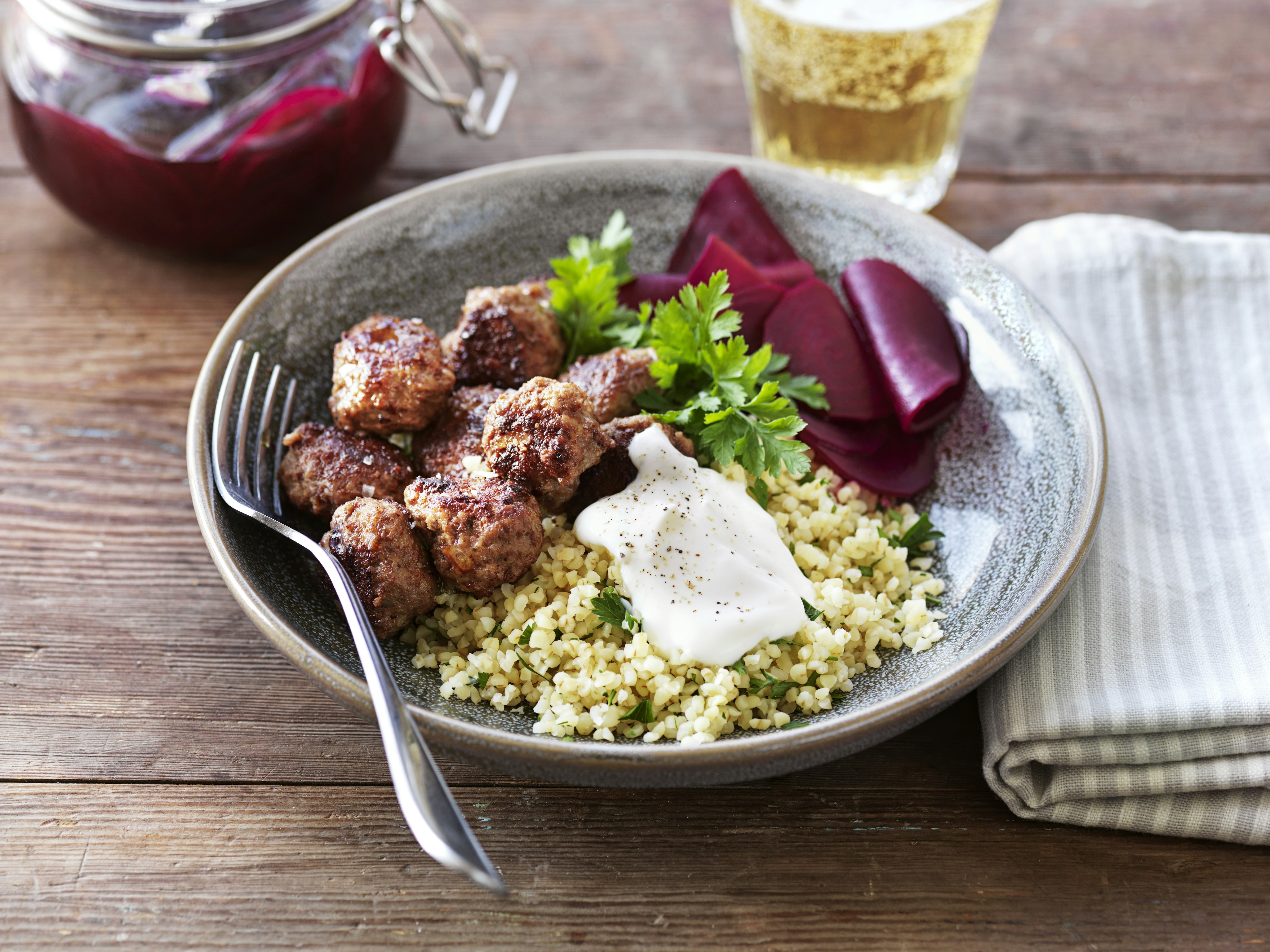 Köttbullar med lingonsylt Köttbullar med lingonsylt
