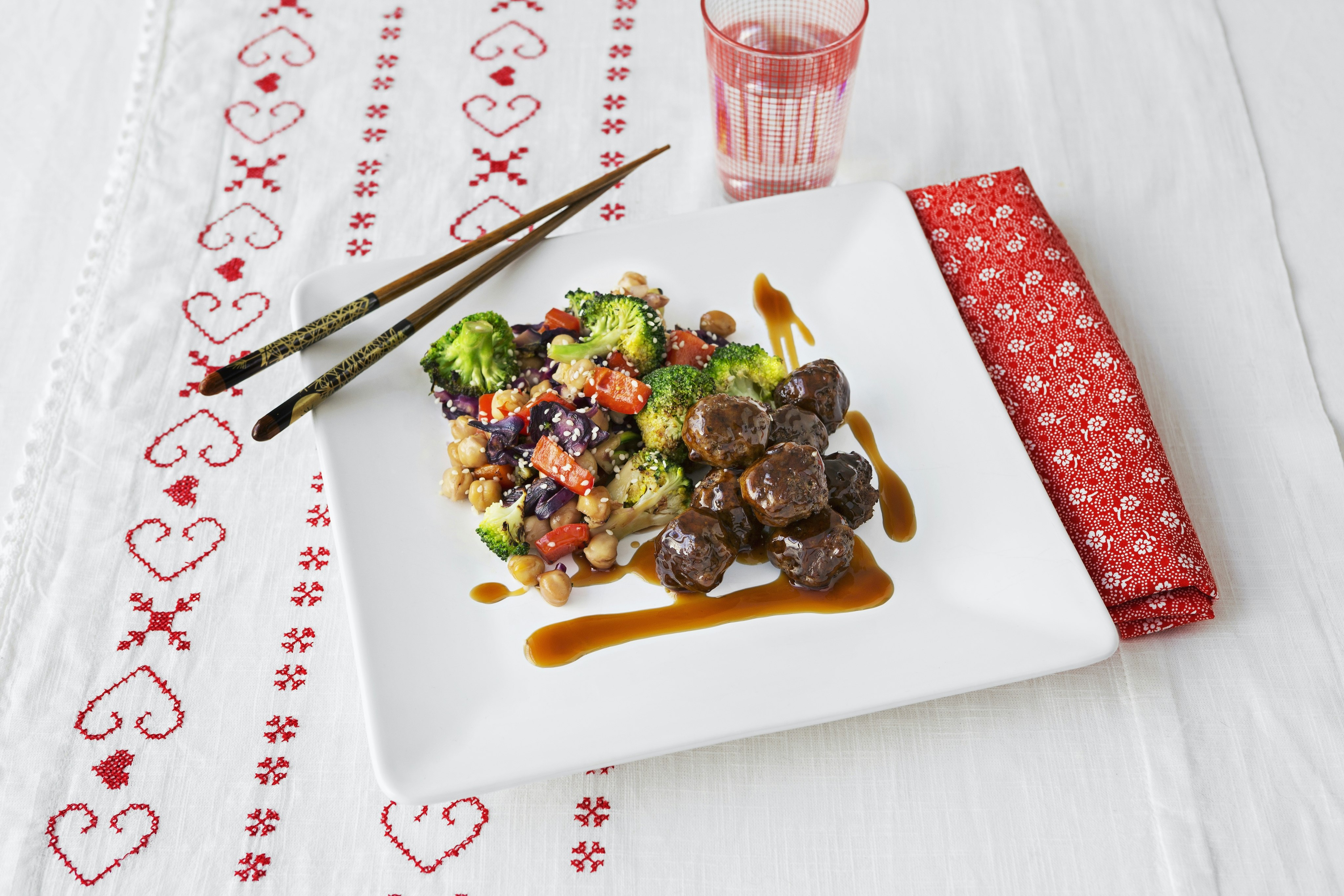 Köttbullar teriyaki med rödkålswok