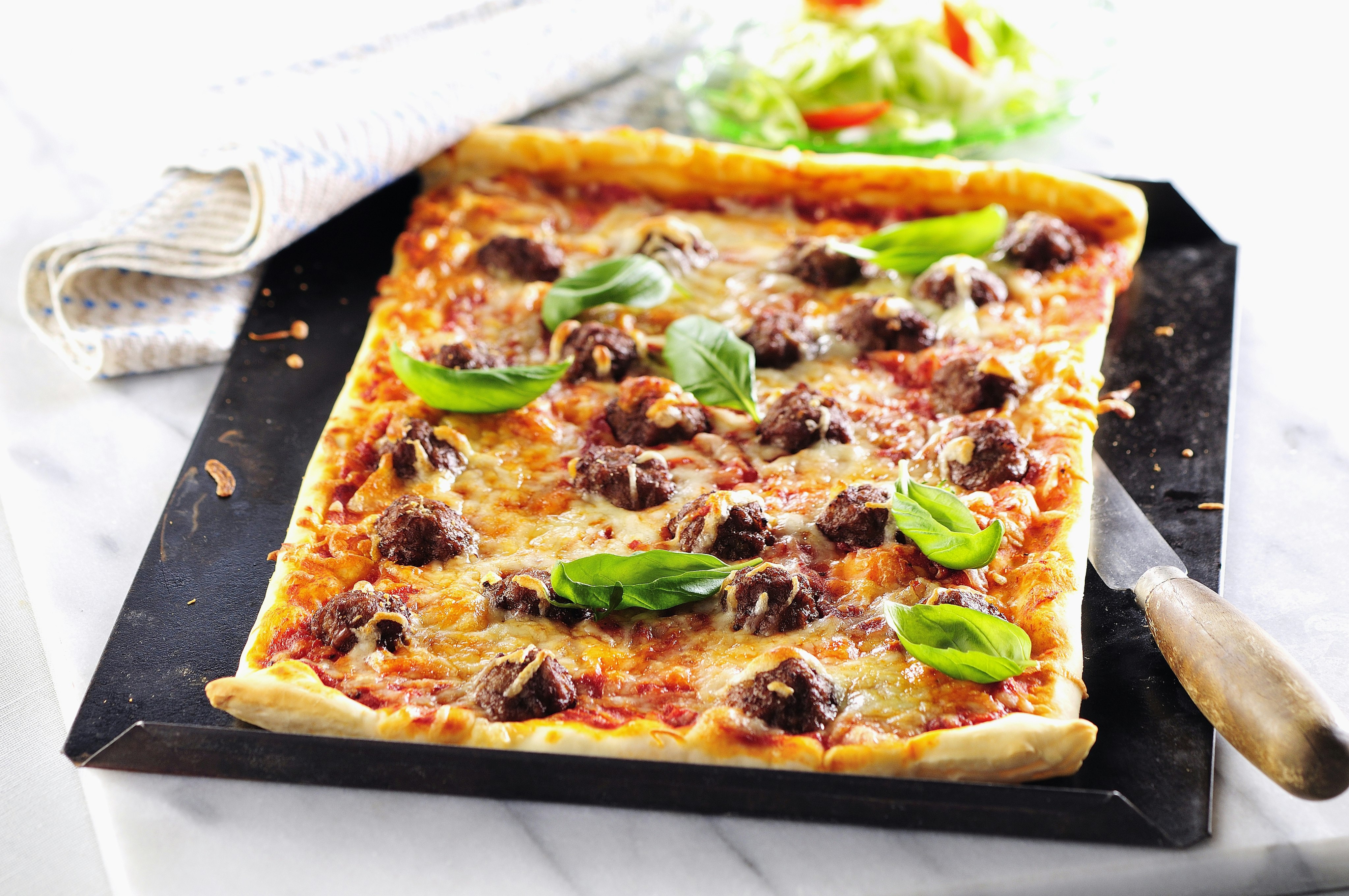 Köttbullepizza med mozzarellaost