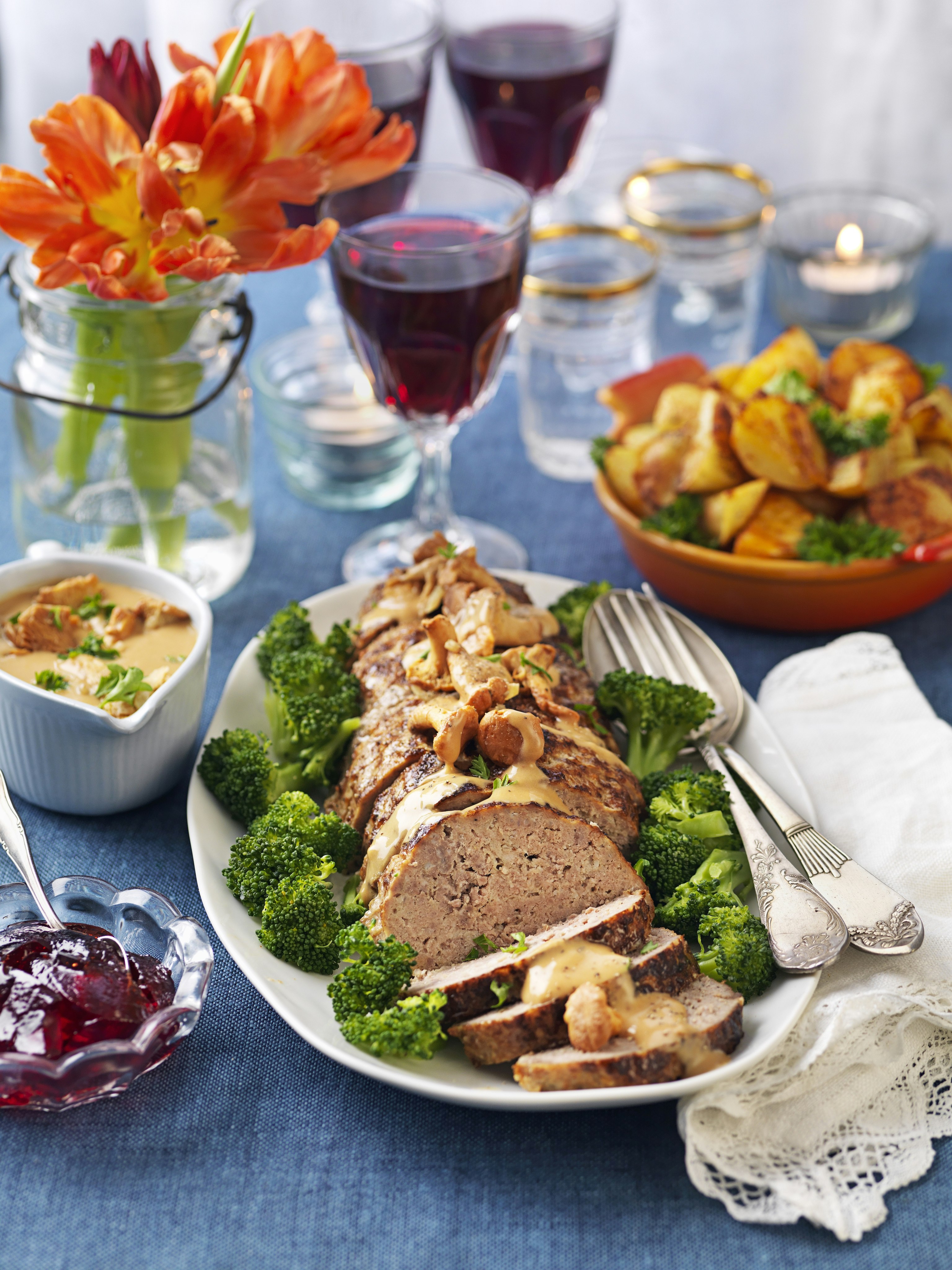 Köttfärslimpa med kantarellsås