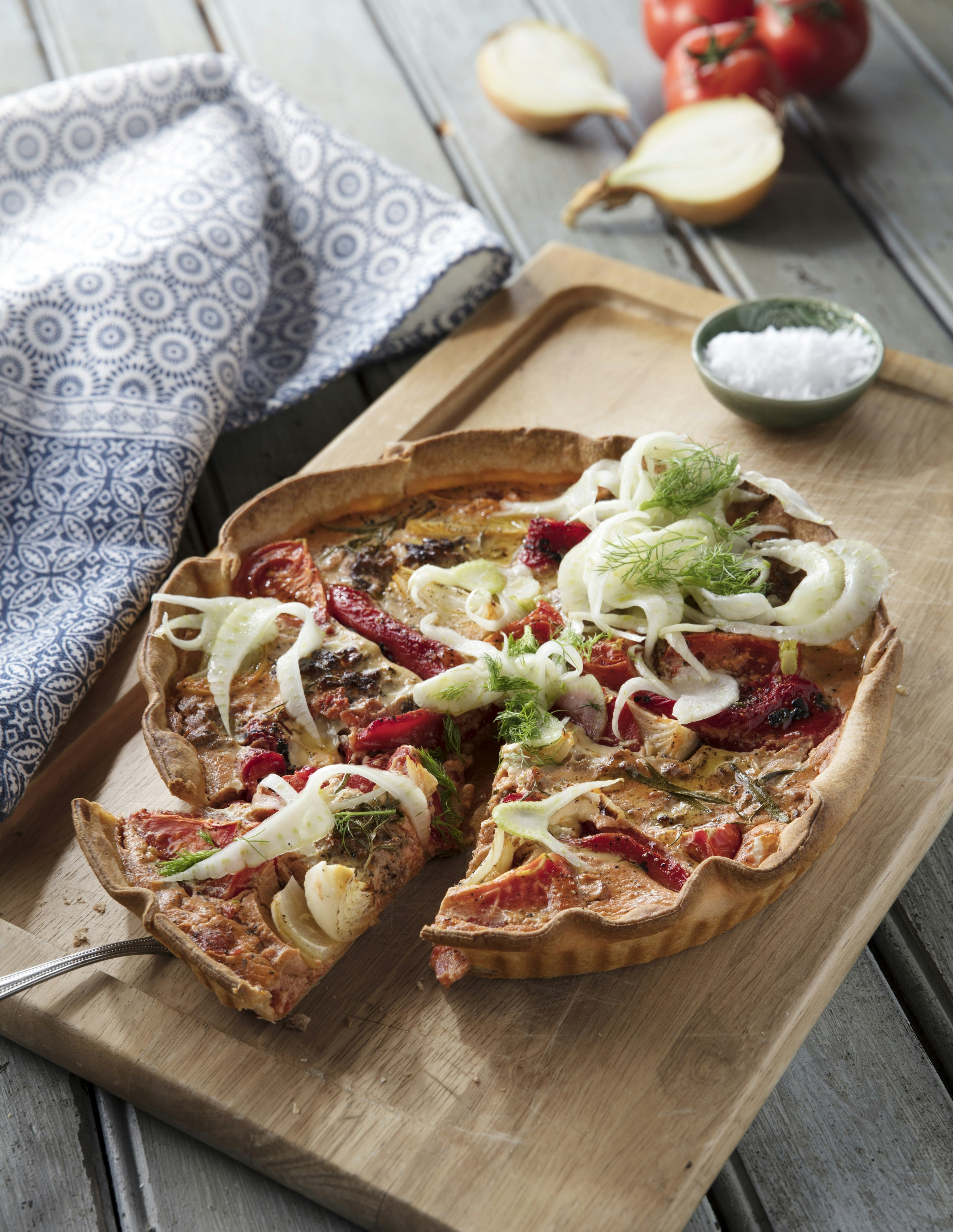 Köttfärspaj med tomater och grillad paprika