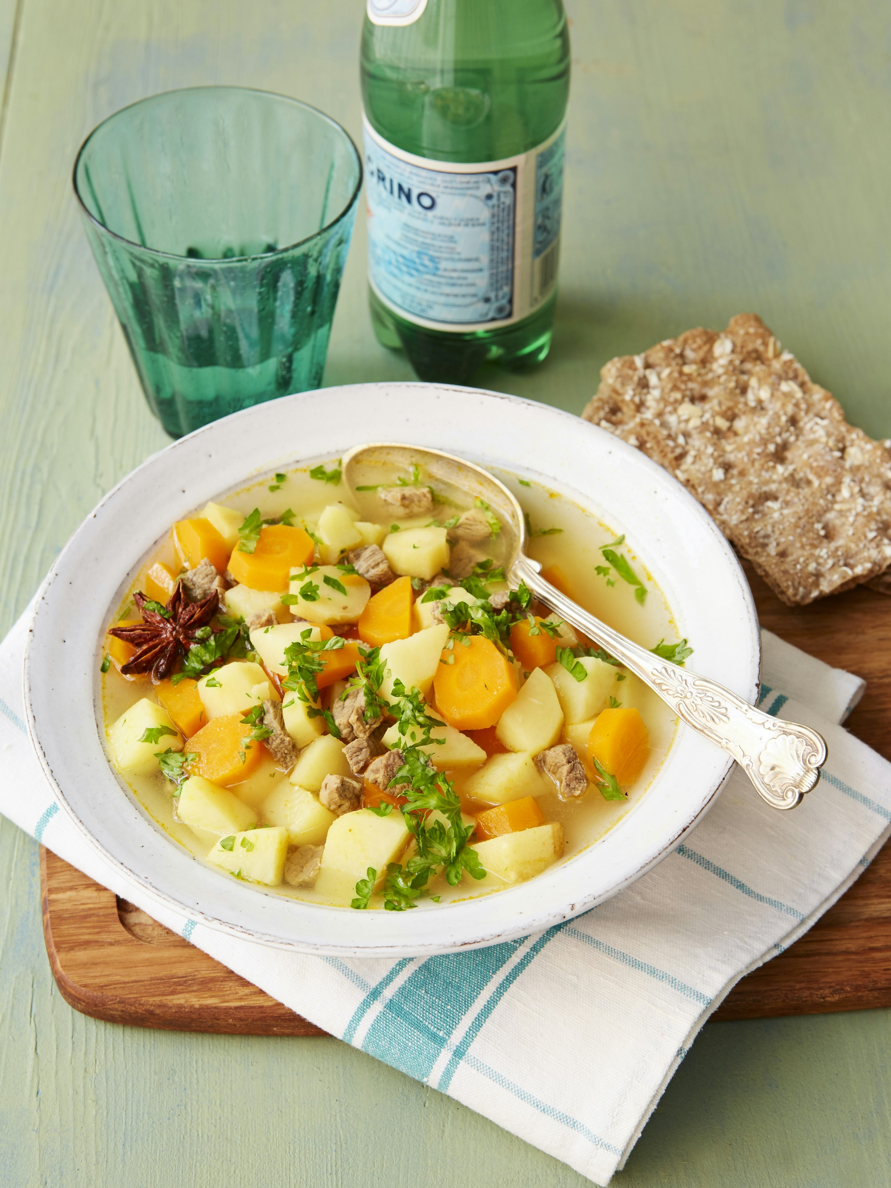 Köttsoppa med rotfrukter och stjärnanis