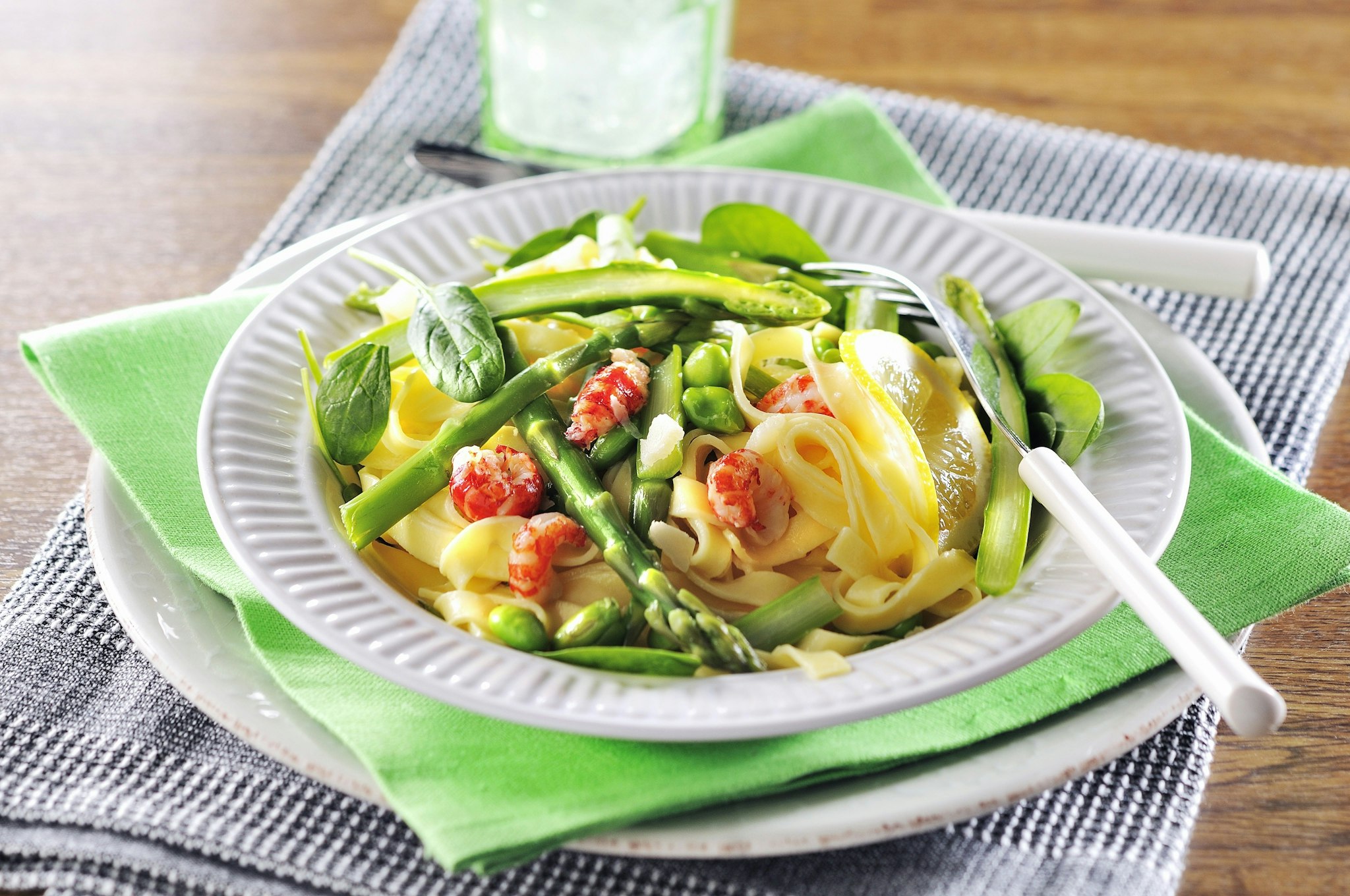 Kräftpasta med sparris och edamamebönor