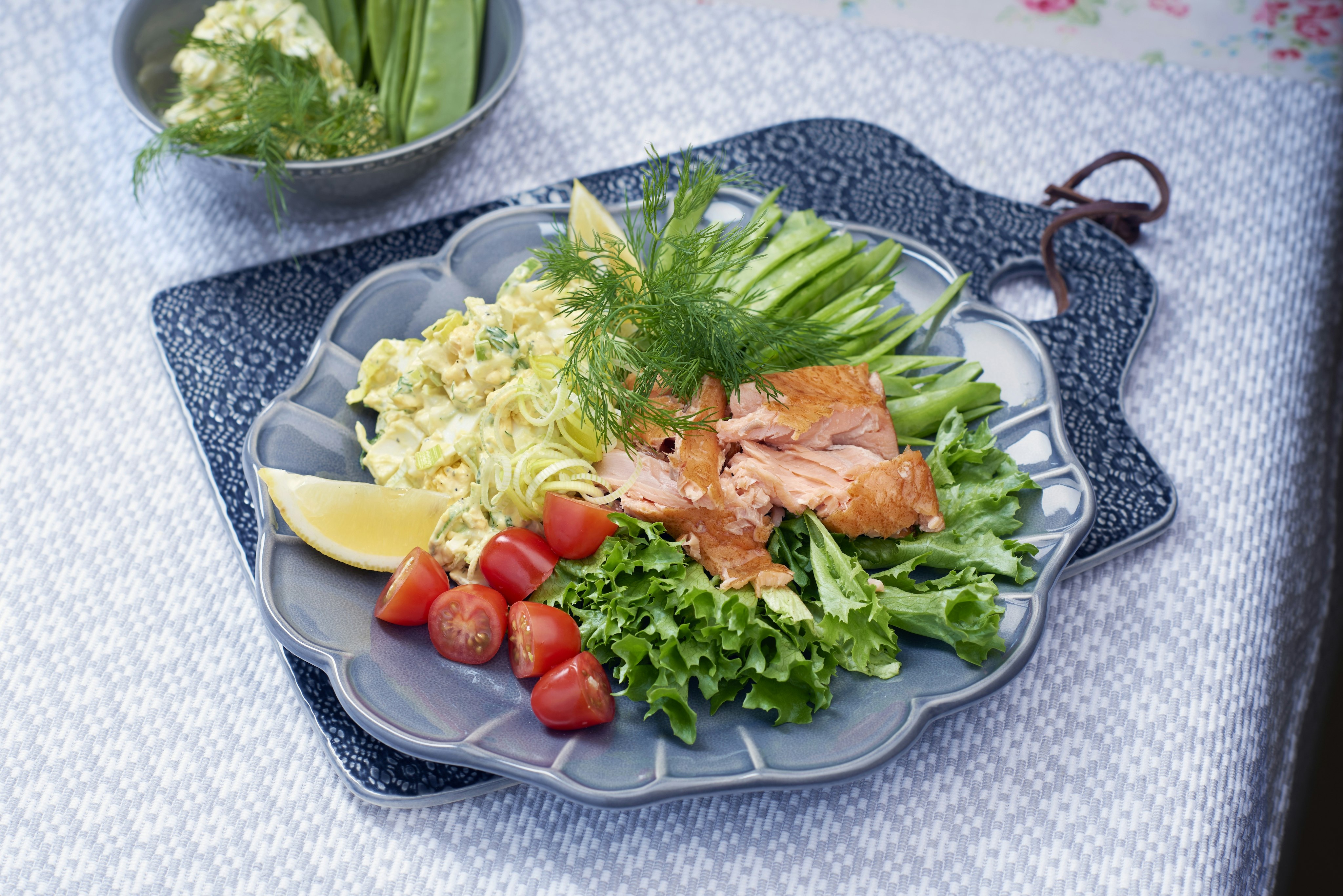 Krämig äggsallad med varmrökt lax