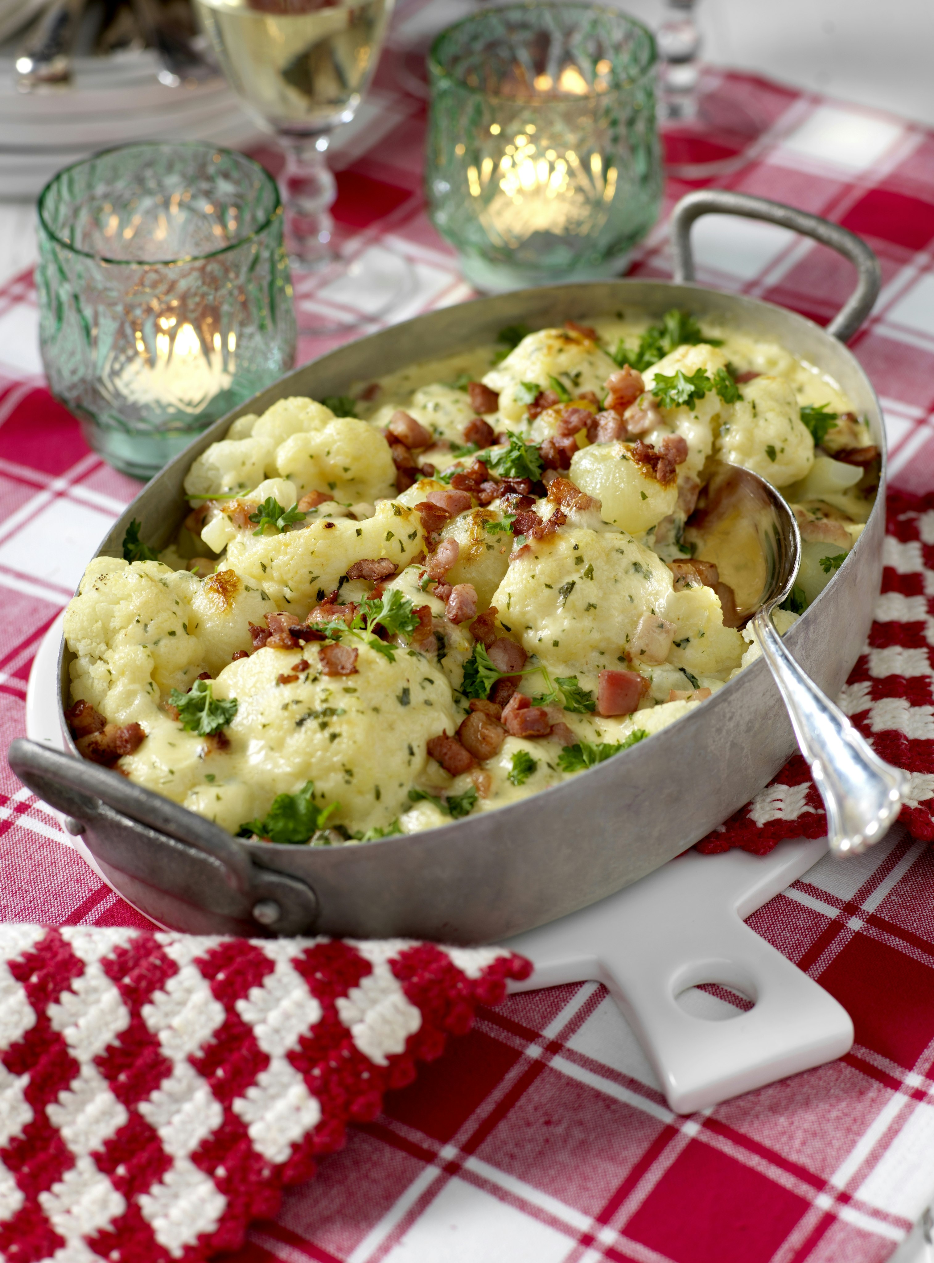 Krämig blomkålsgratäng med bacon och örtsås