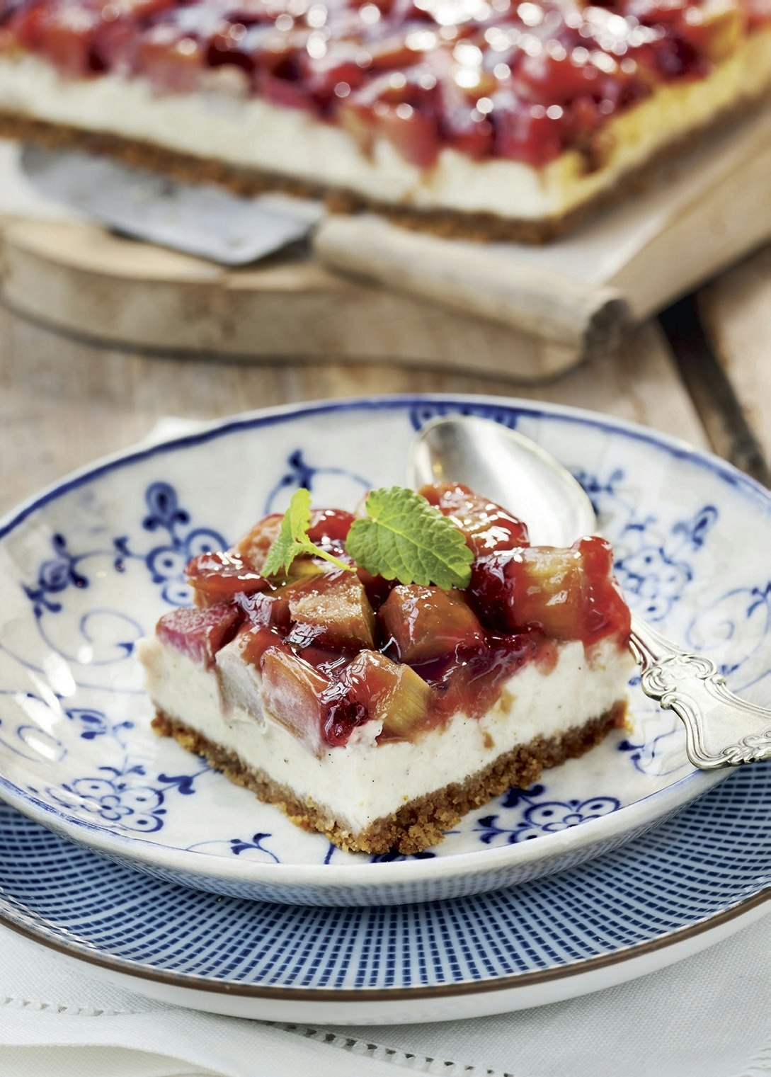 Krämig cheesecake med valnötsbotten