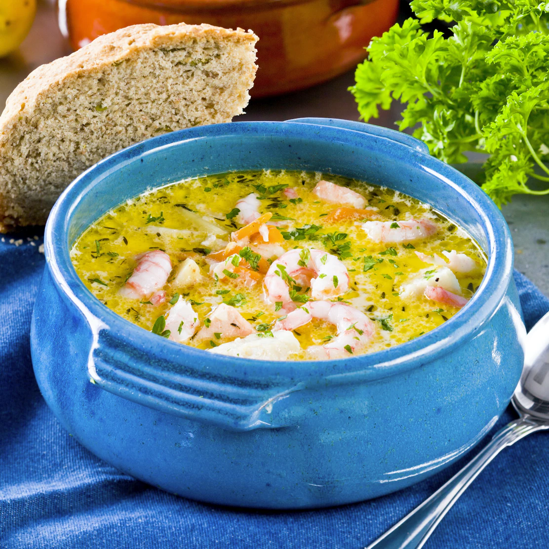 Krämig fisksoppa med räkor, dill och citron