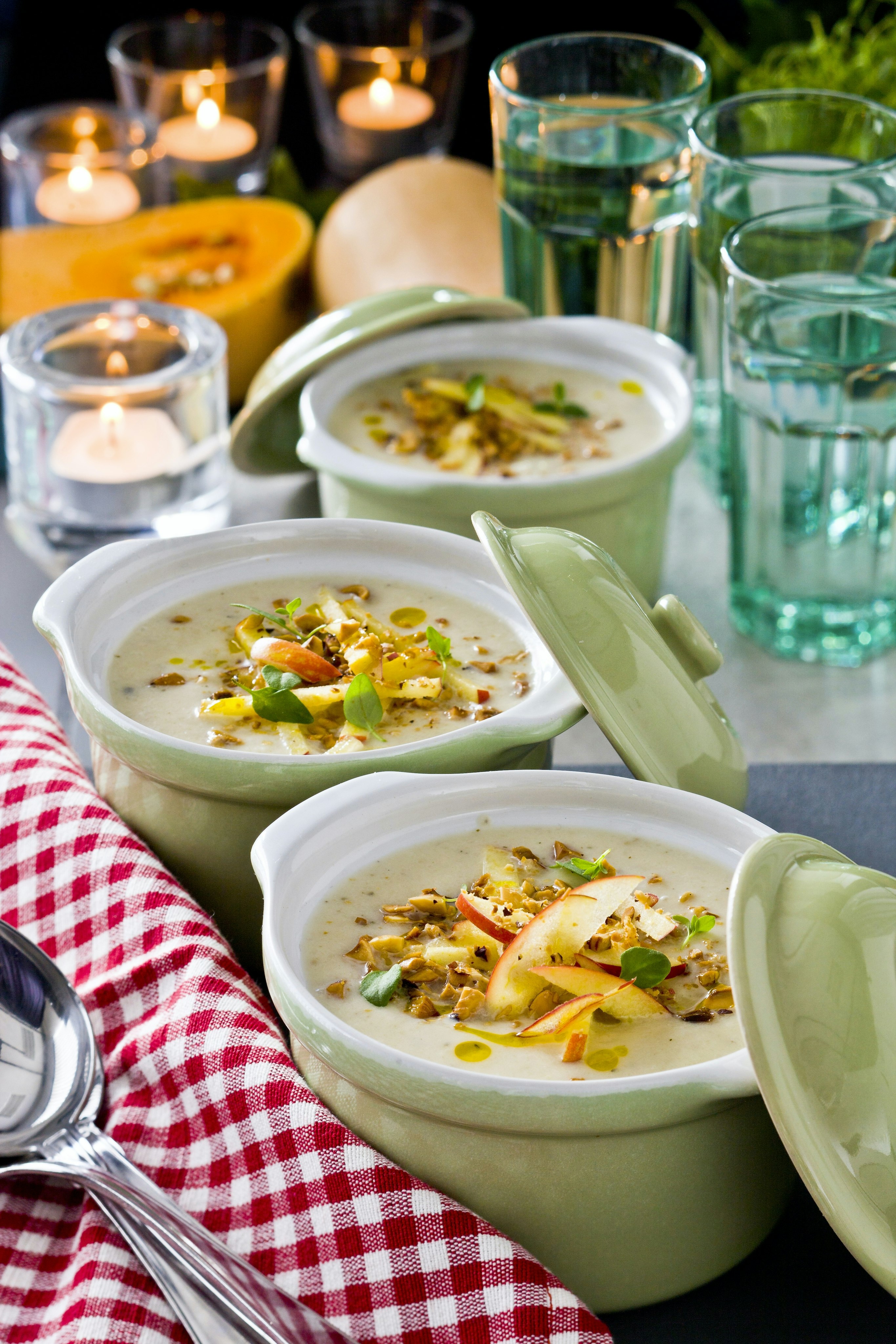 Jordärtskockssoppa med äpple och nötter