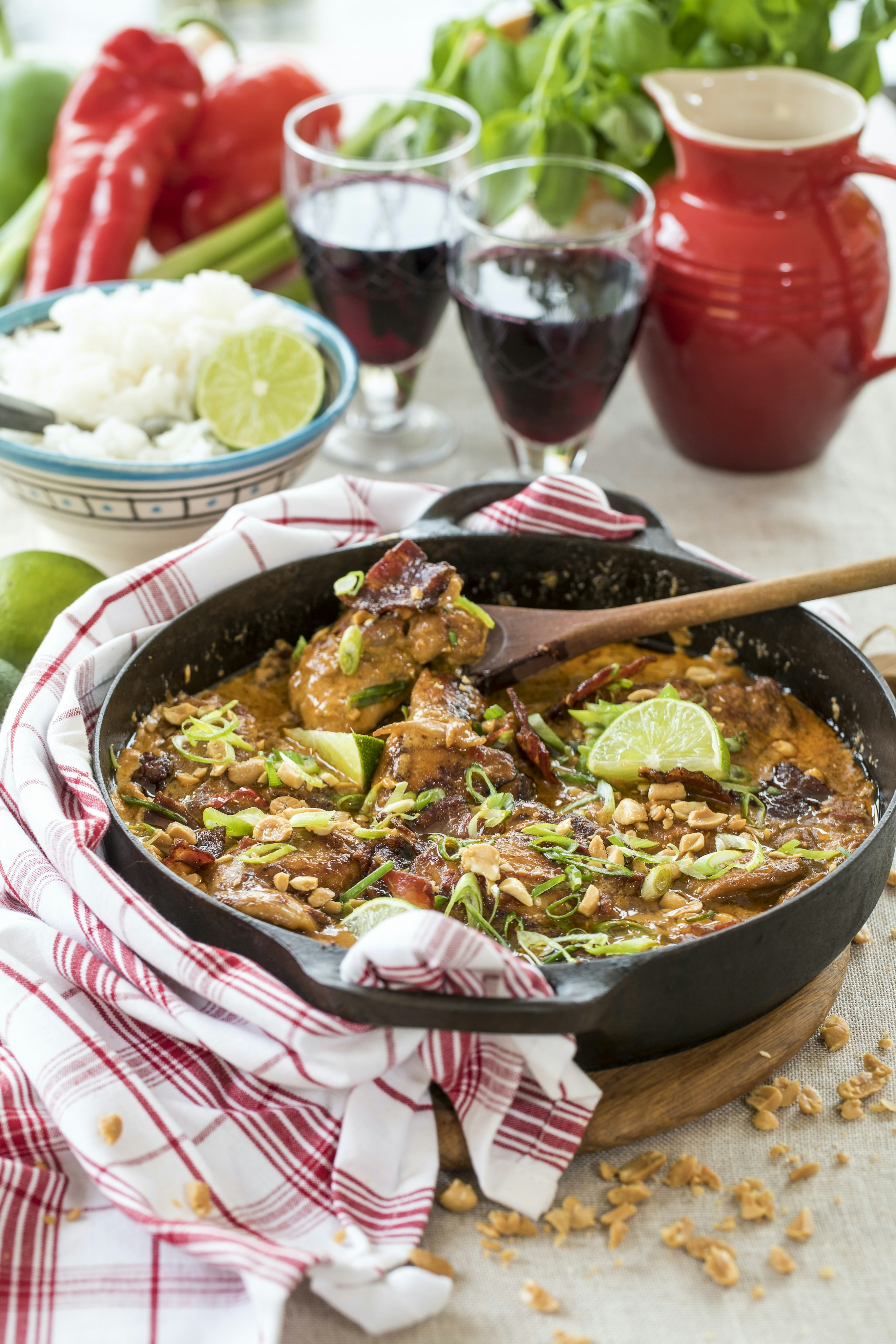 Kycklingpanna med bacon, kokosmjölk och röd curry