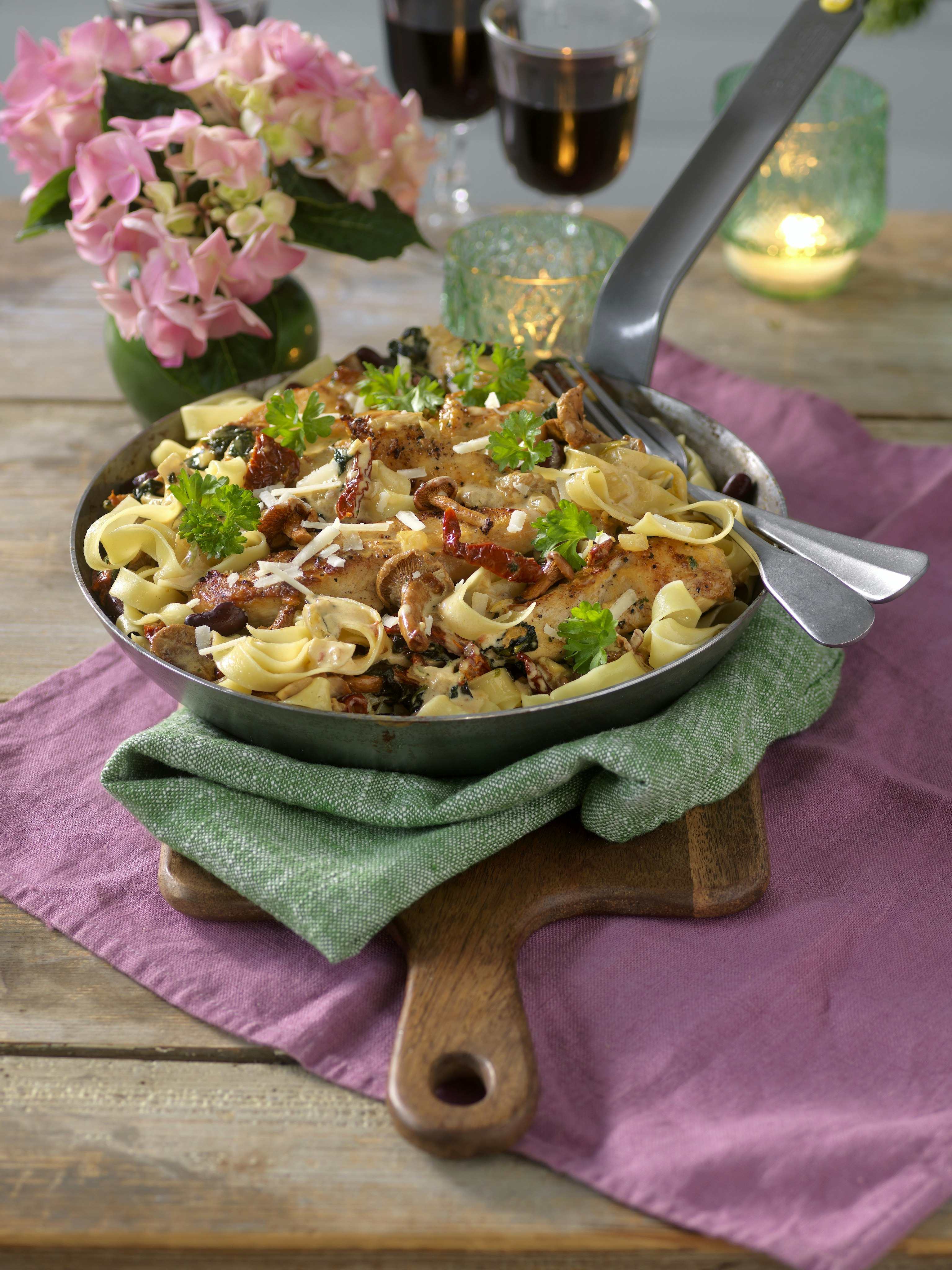 Krämig kycklingpasta med kantareller