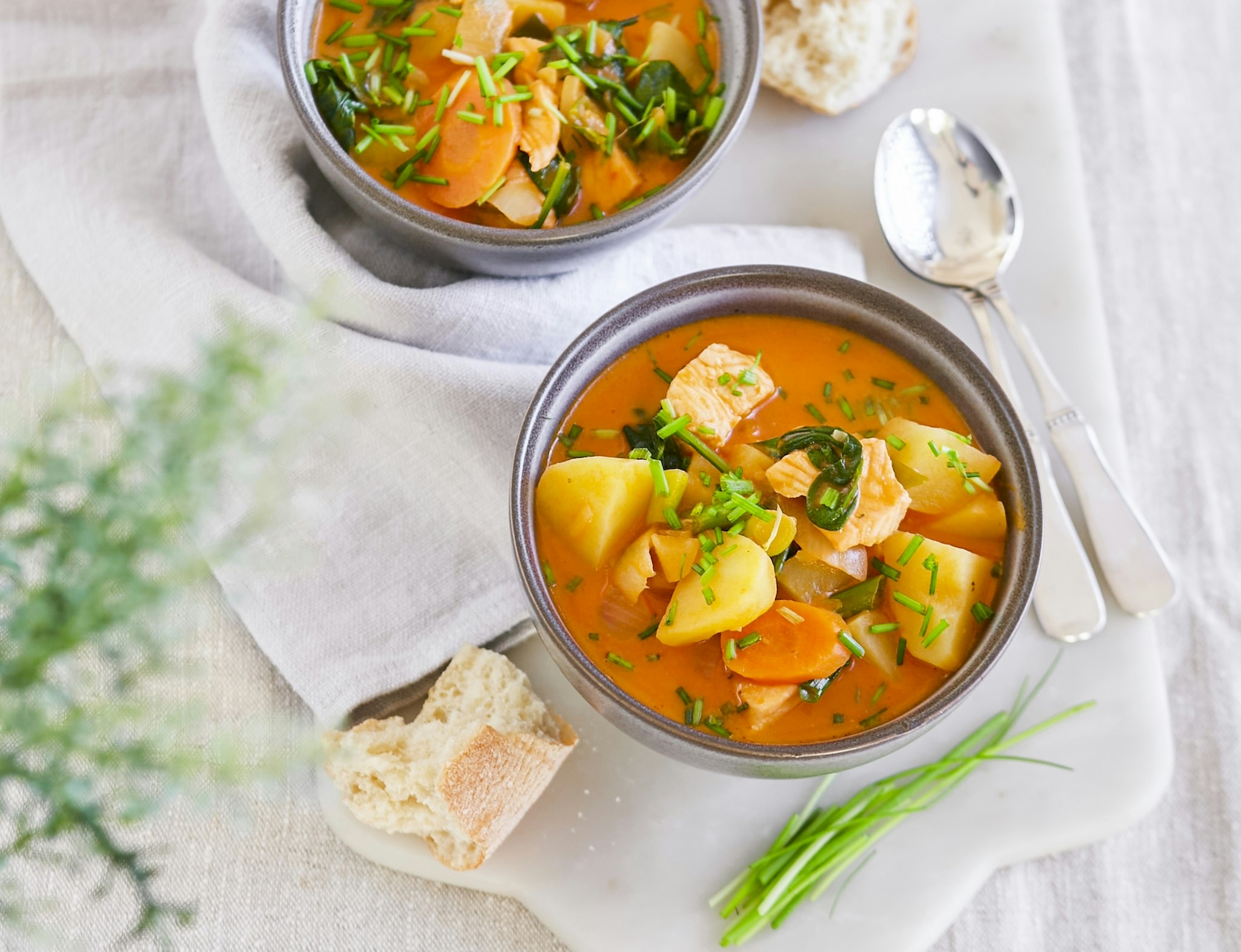 Krämig laxsoppa med pesto och gräslök