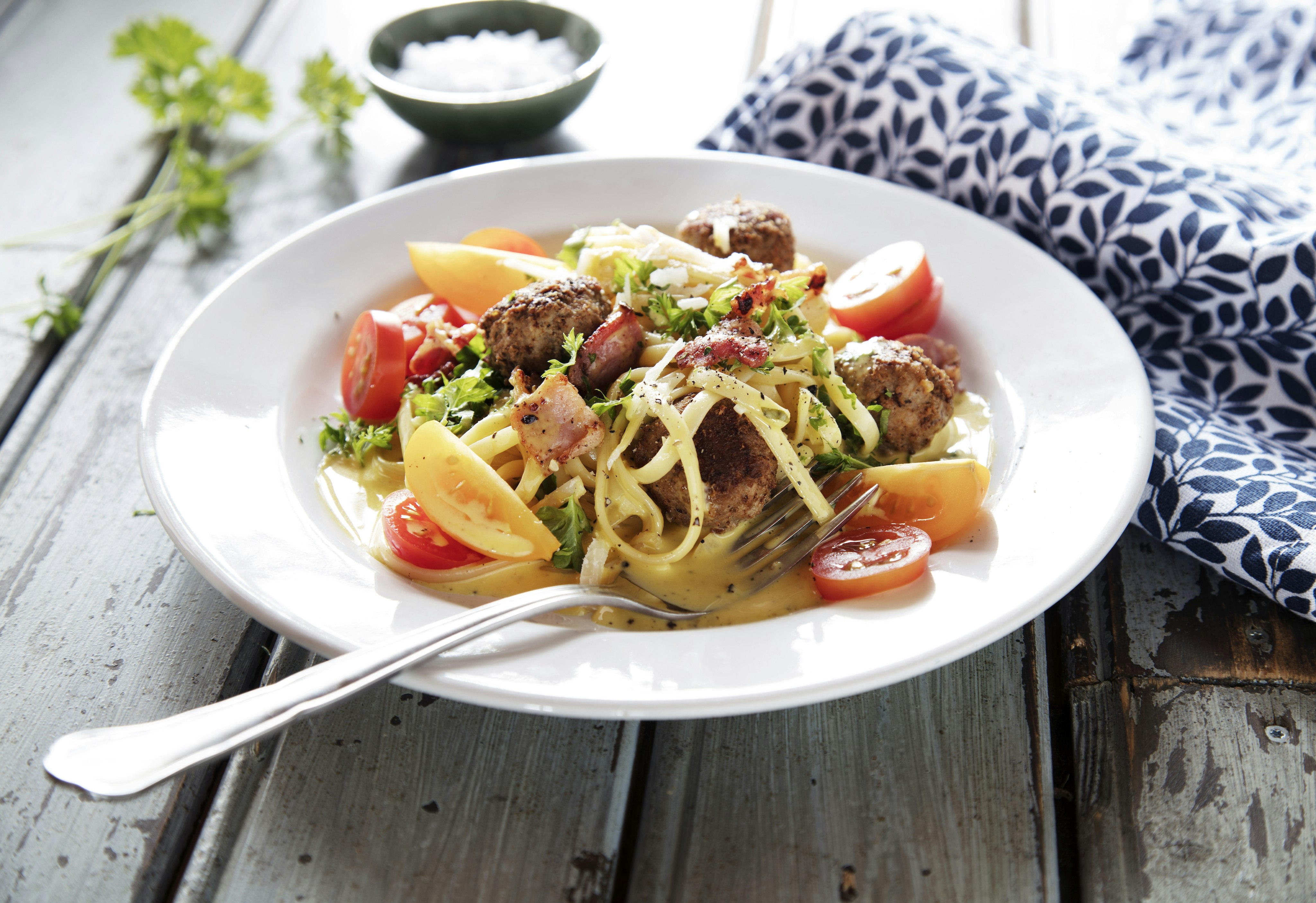 Krämig pasta med köttbullar