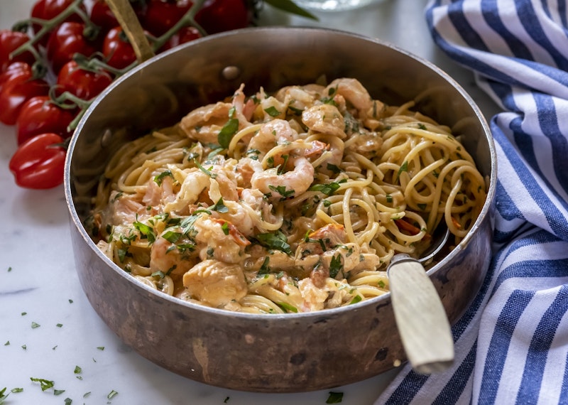 Krämig pasta med lax och räkor.