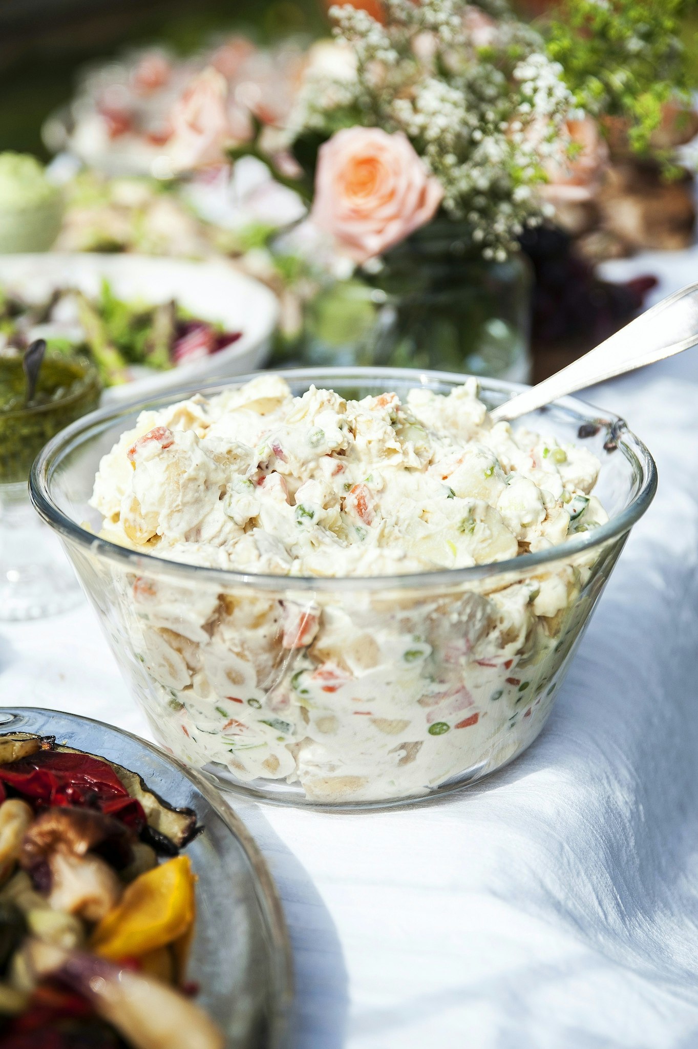 Krämig potatissallad med morötter och ärter