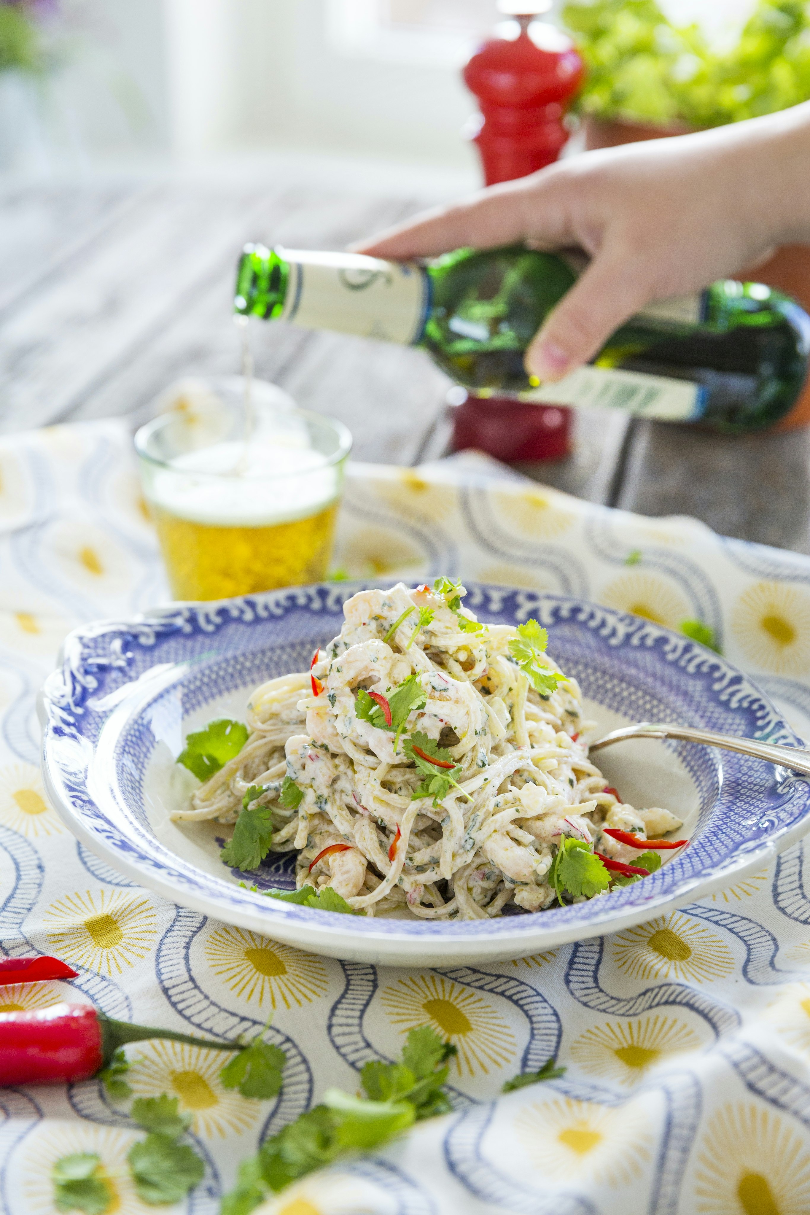 Krämig spaghetti med räkor, chili och koriander