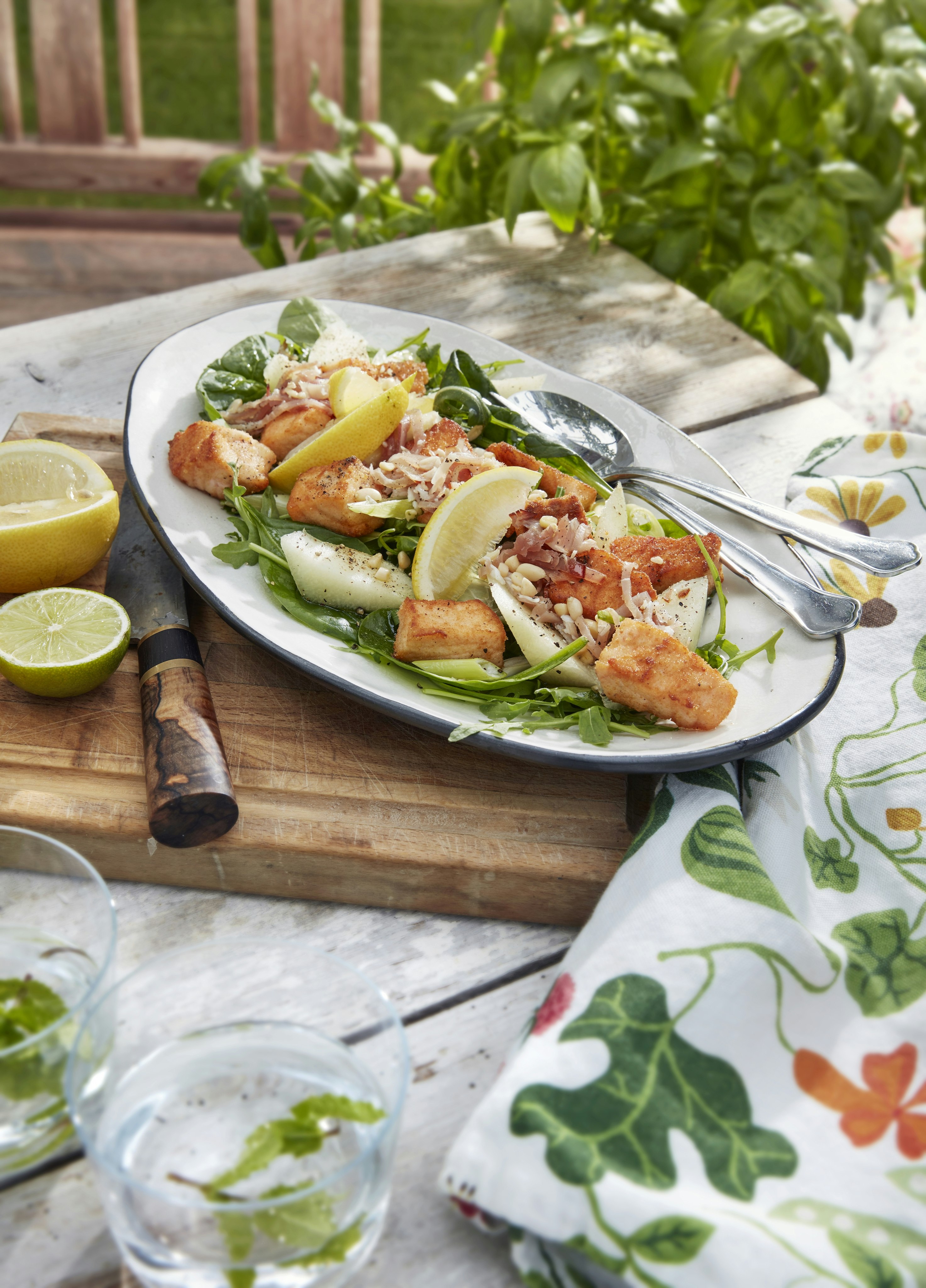 Krispig lax på salladsbädd