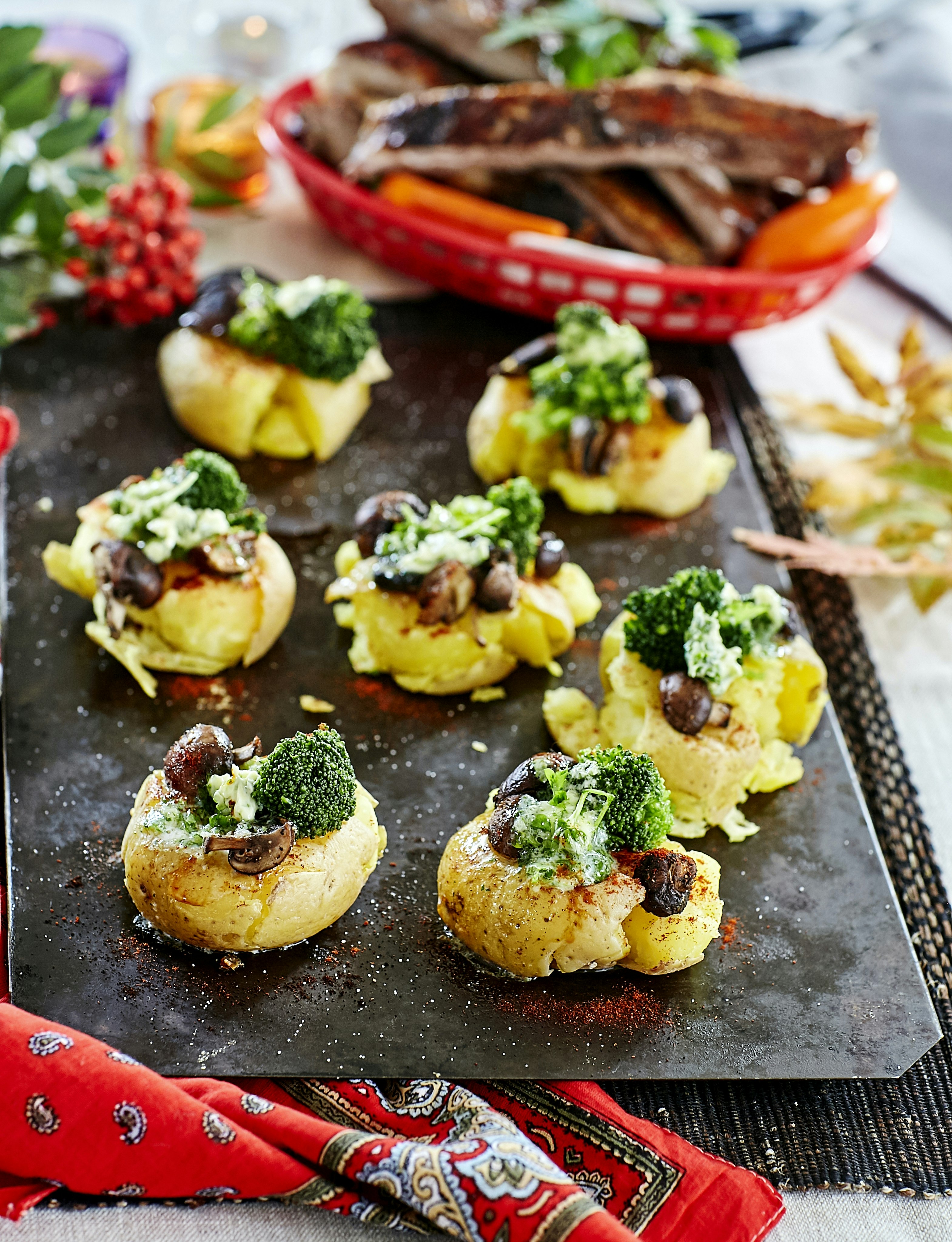 Krossad potatis med vitlökssmör, svamp och broccoli