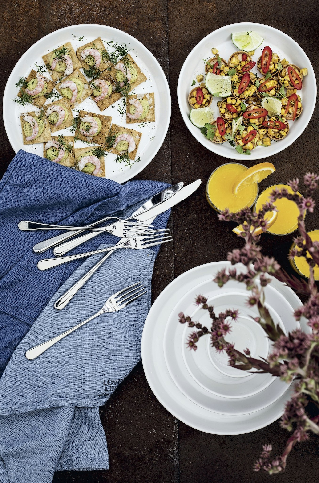 Krustader med rostad majs och heta chips med räkor