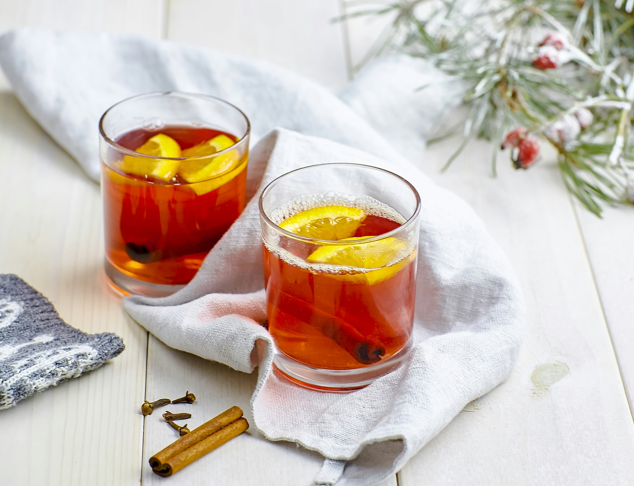 Kryddig varm tranbärsjuice med apelsin